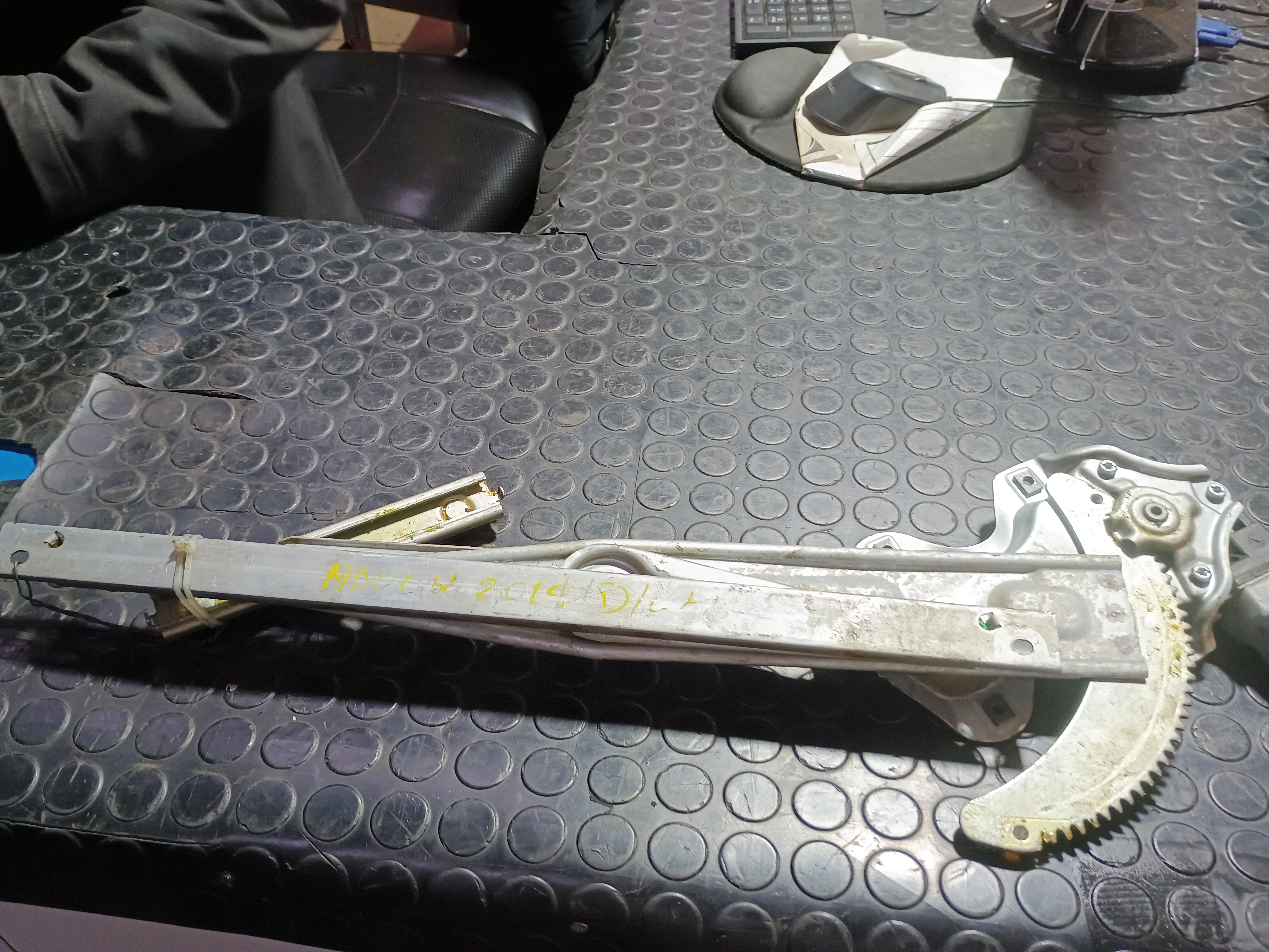 Cremallera alzavidrio delantera izquierda nissan march