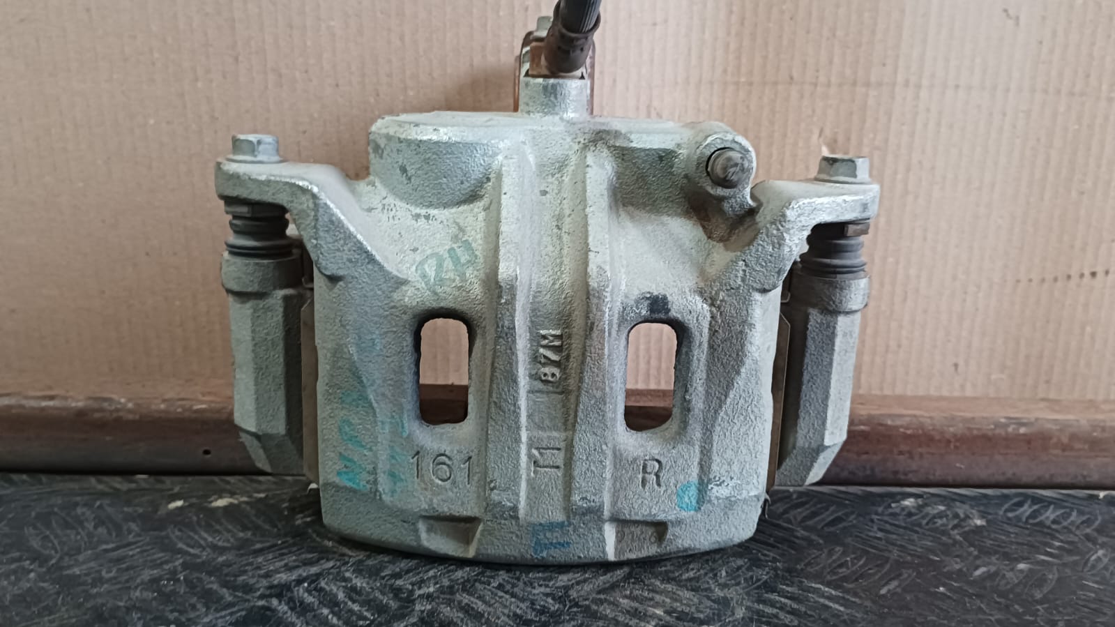 Caliper delantero derecho nissan np300 2015 2016 2017 2018 2019