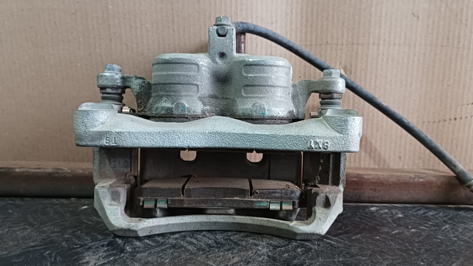 Caliper delantero izquierdo nissan np300 2015 2016 2017 2018 2019