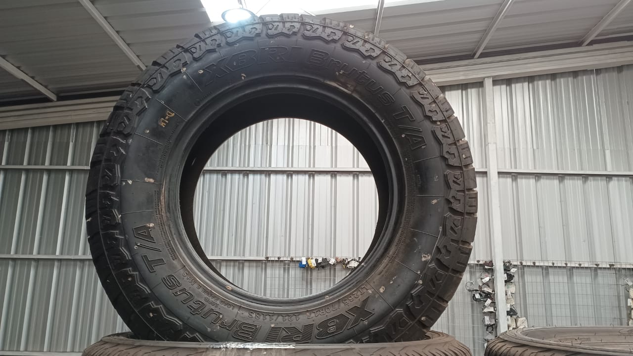 Neumatico toyota hilux