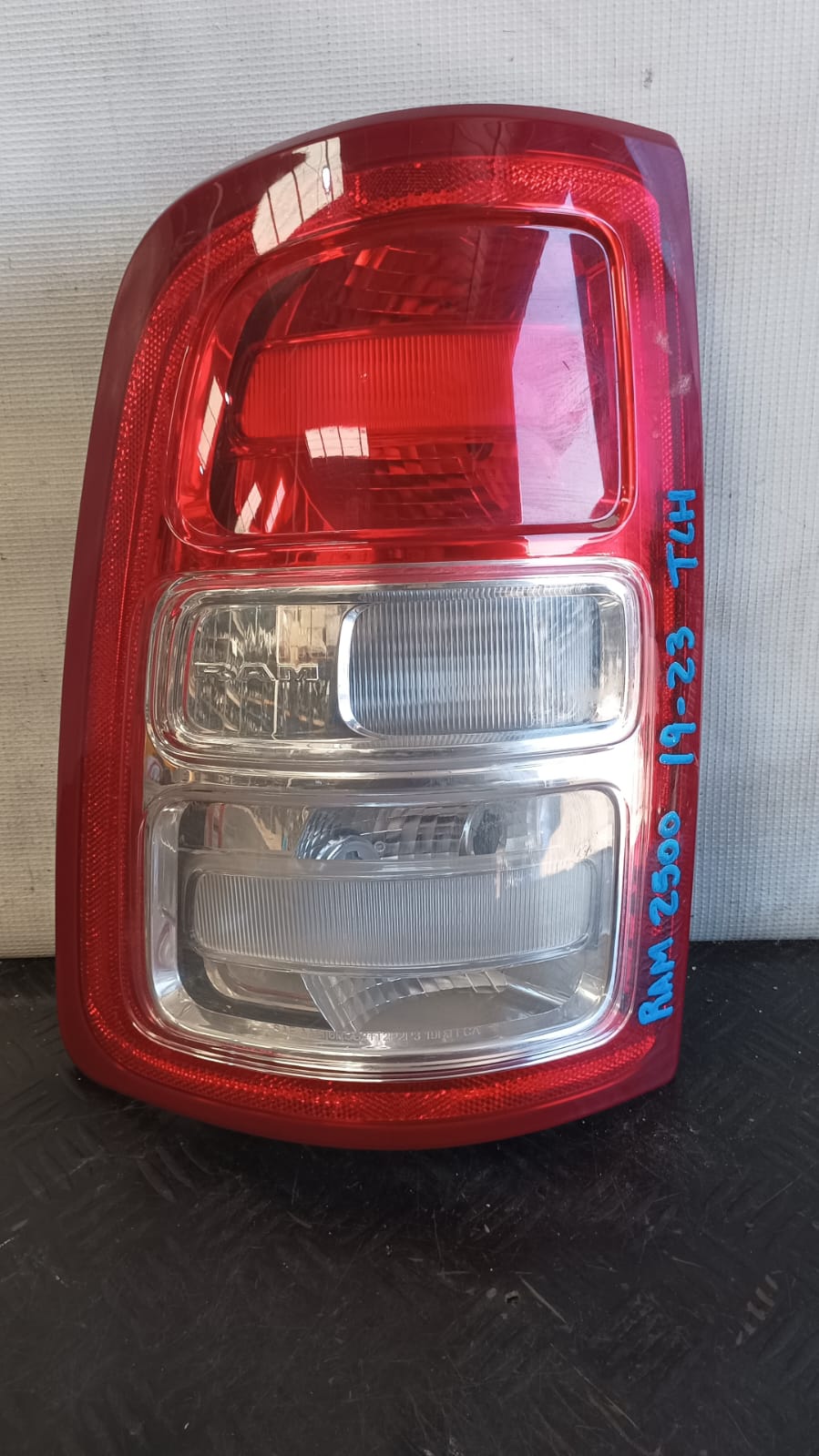 Foco trasero izquierdo dodge ram 2500 2019 2020 2021 2022 2023