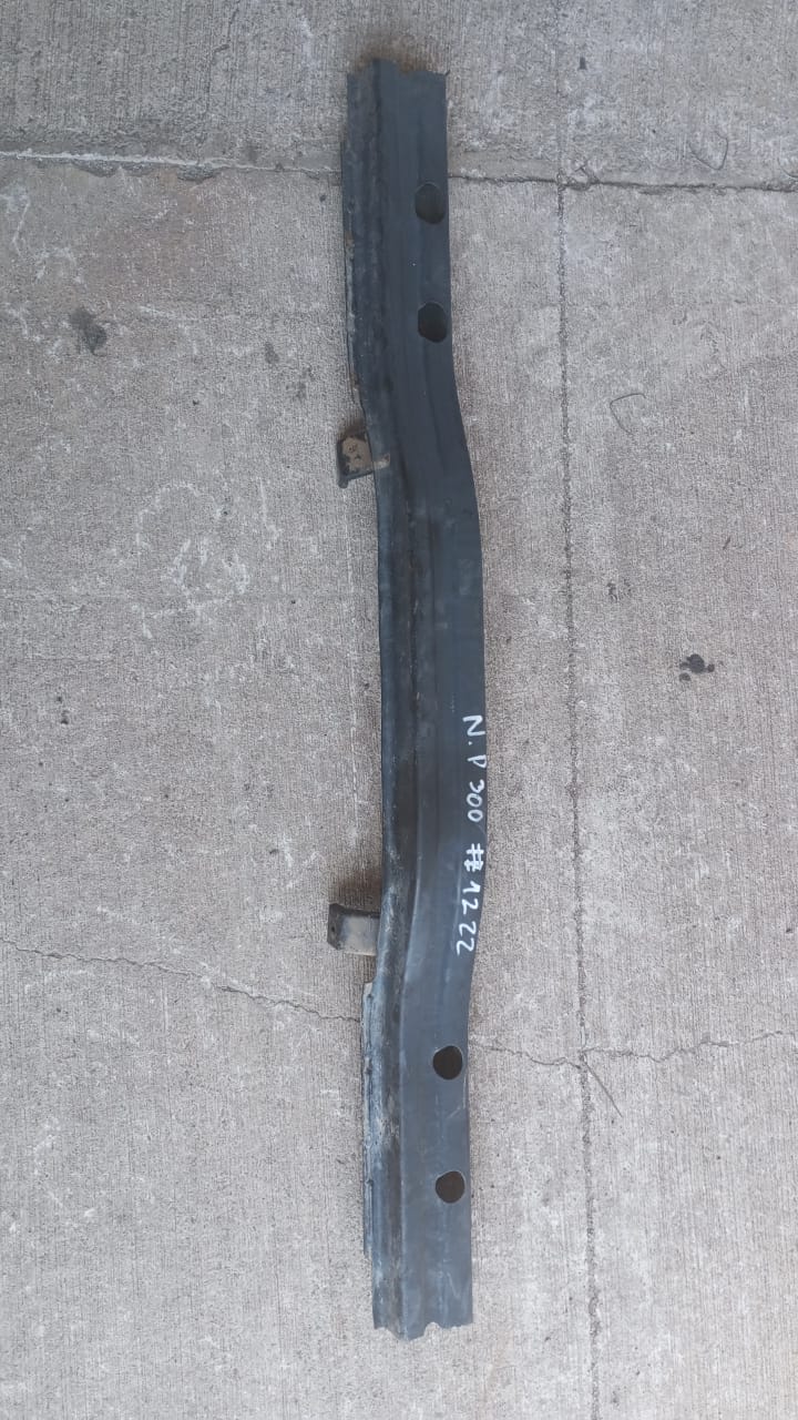 Refuerzo parachoque delantero nissan np300