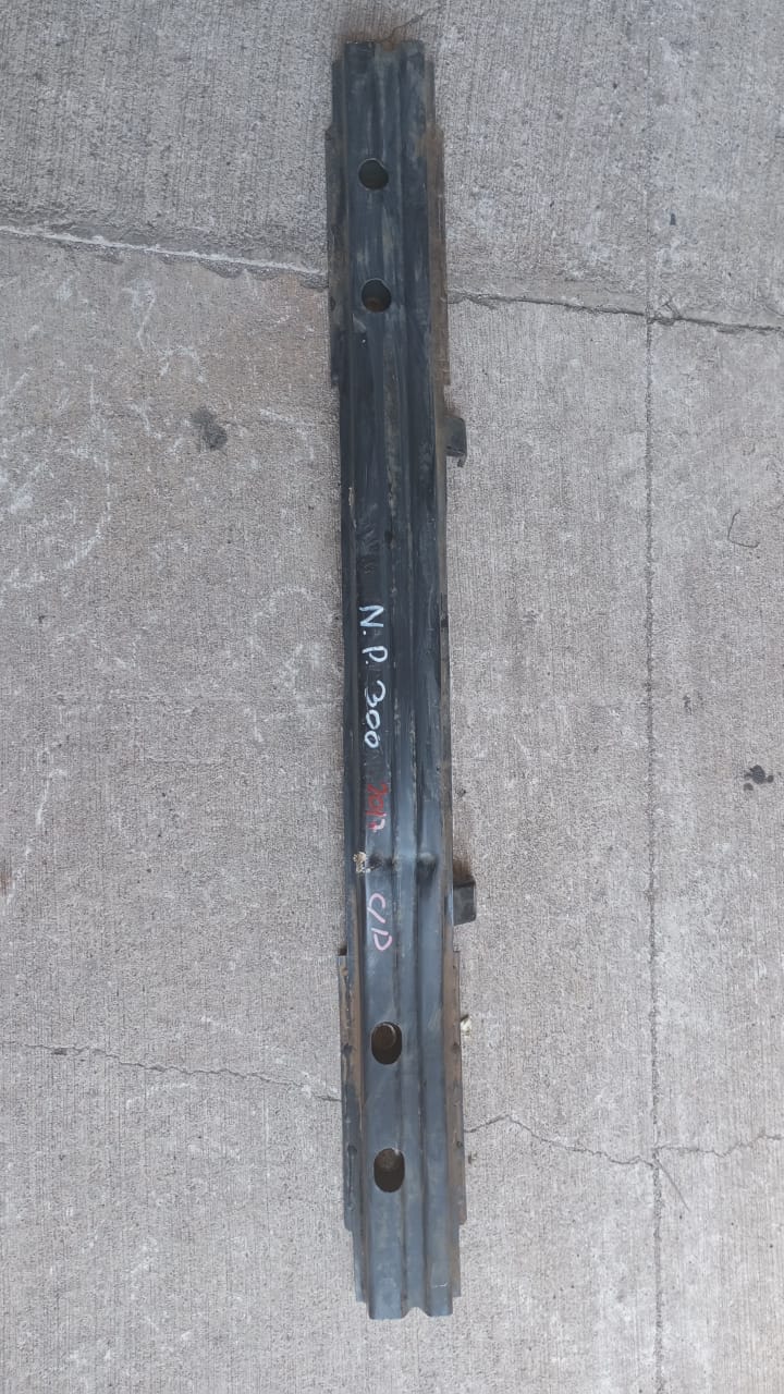 Refuerzo parachoque delantero nissan np300