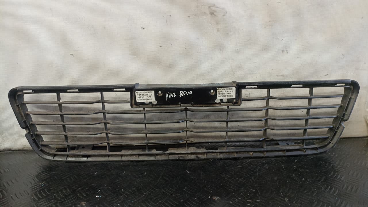Rejilla parachoque central toyota hilux 2016 2017 2018 2019