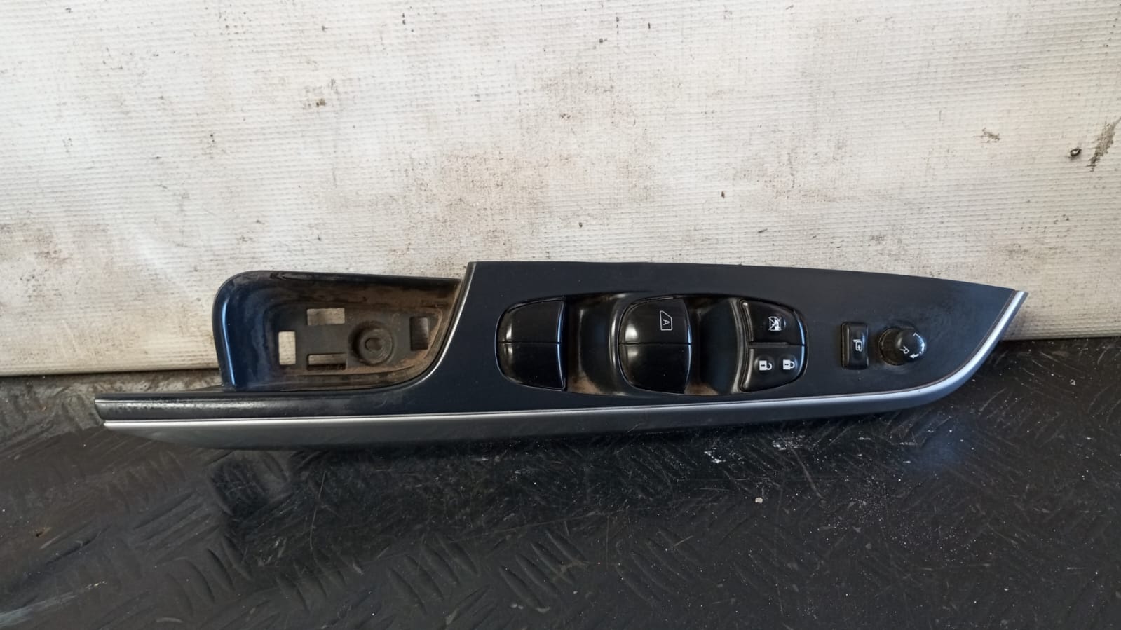 Botonera alzavidrio delantera izquierda principal nissan np300 2015 2016 2017 2018 2019