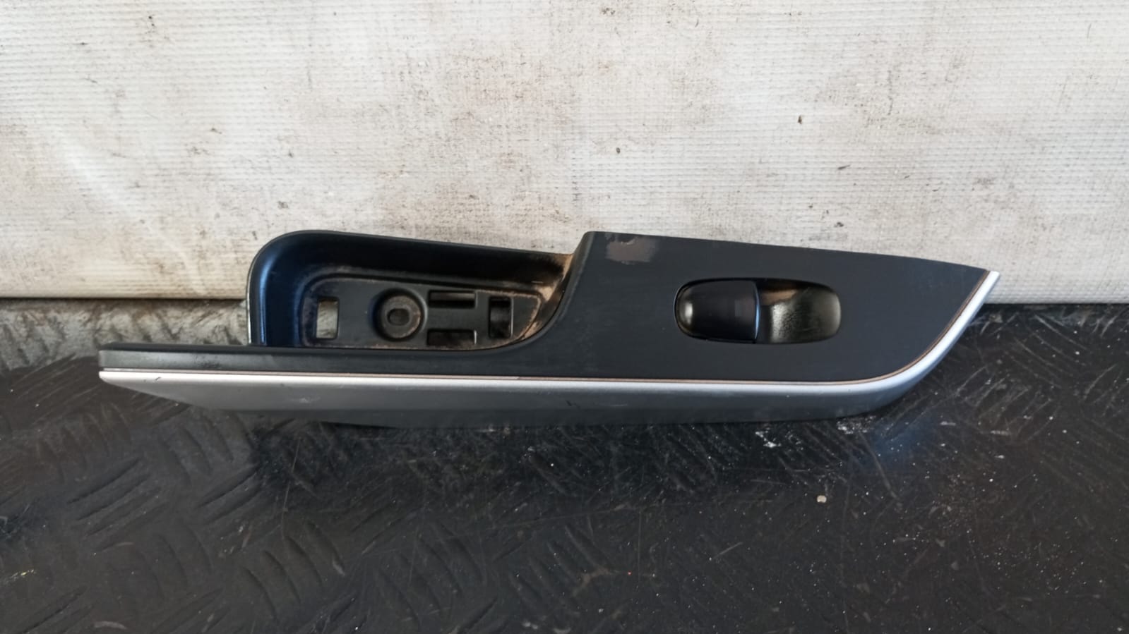 Boton alzavidrio unitario trasero izquierdo nissan np300 2015 2016 2017 2018 2019