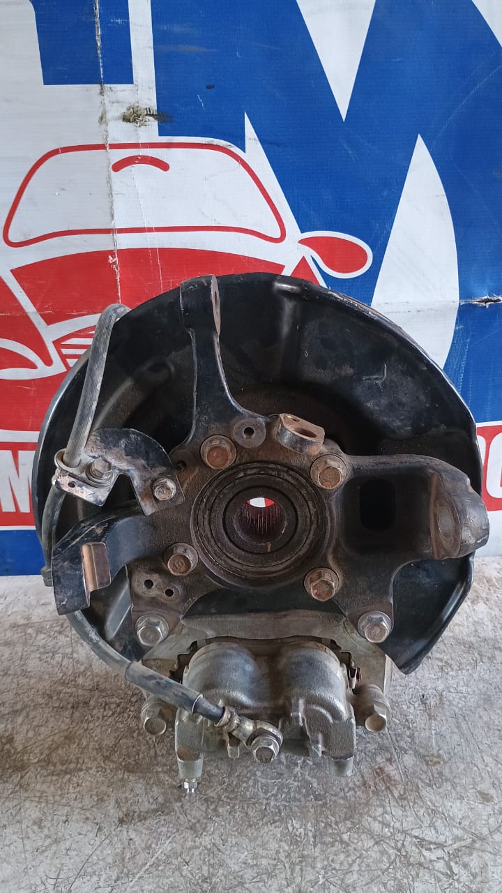 Muñon delantero izquierdo mitsubishi l200