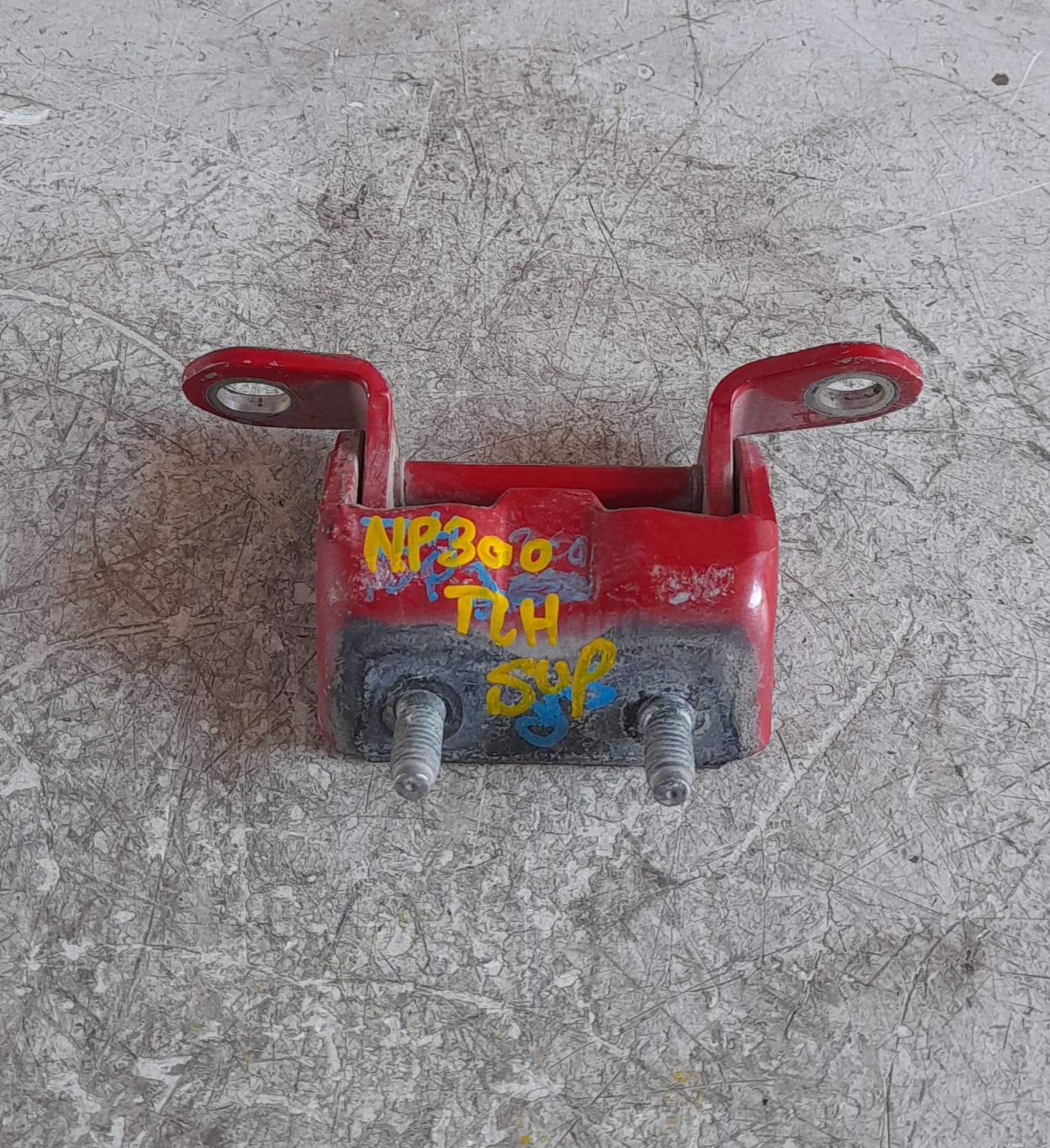 Bisagra puerta trasera derecha superior nissan np300 2015 2016 2017 2018 2019 2020 2021 2022 2023