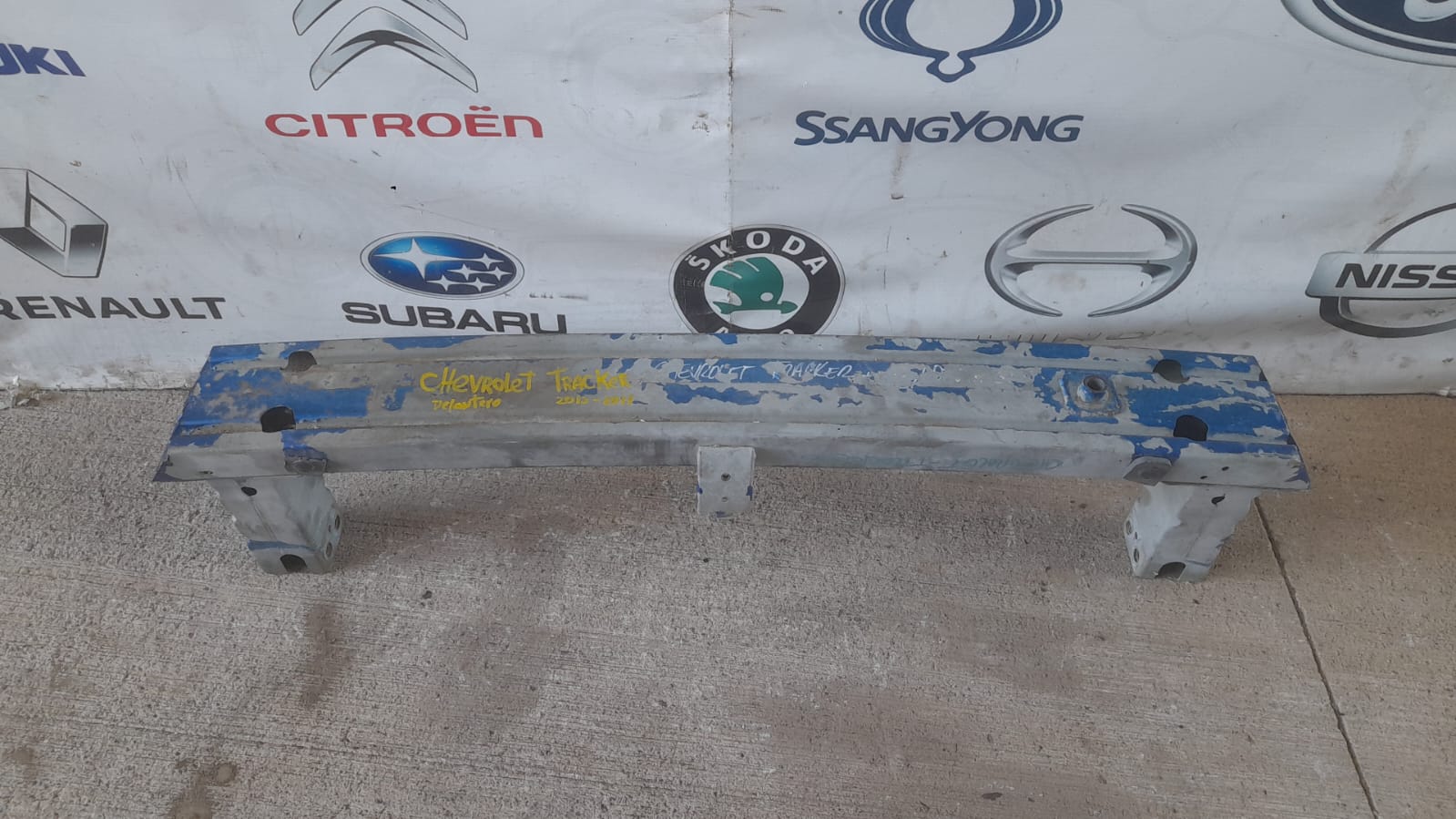 Refuerzo parachoque delantero chevrolet tracker 2013 2014 2015 2016 2017