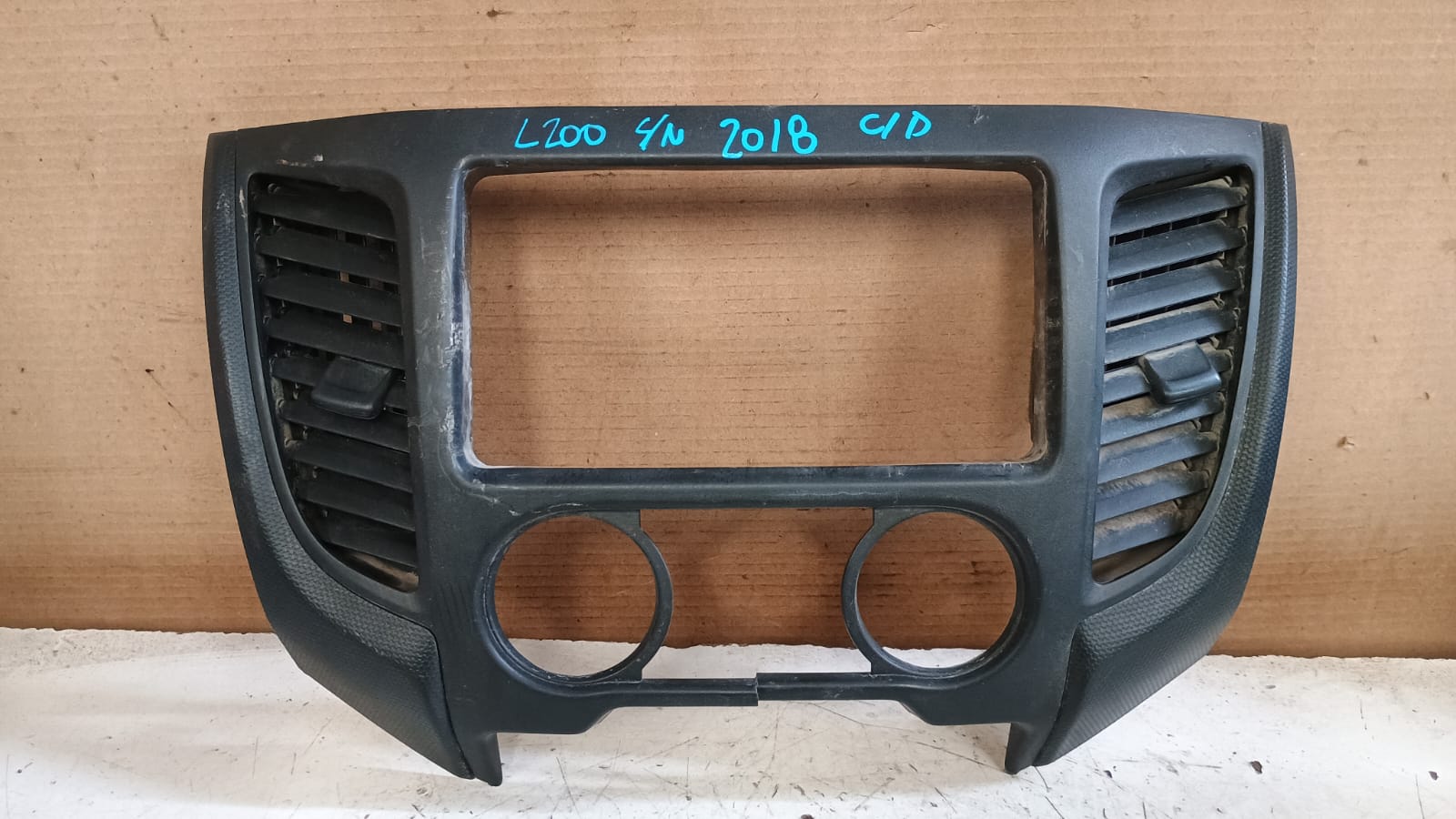 Consola radio mitsubishi l200