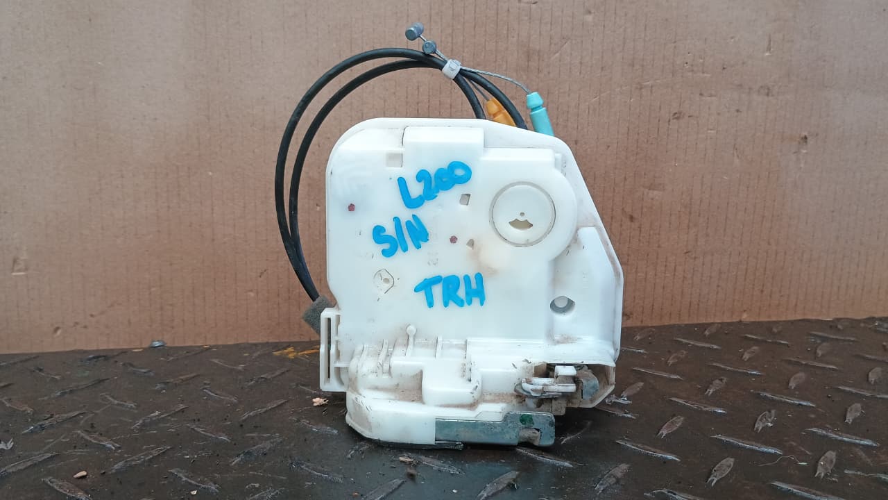 Chapa puerta trasera derecha mitsubishi l200