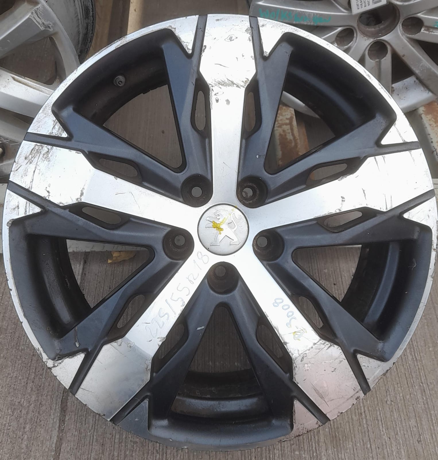 Llanta de aluminio peugeot 3008