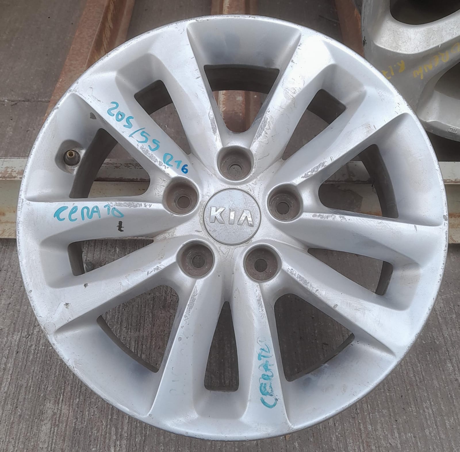 Llanta de aluminio kia cerato
