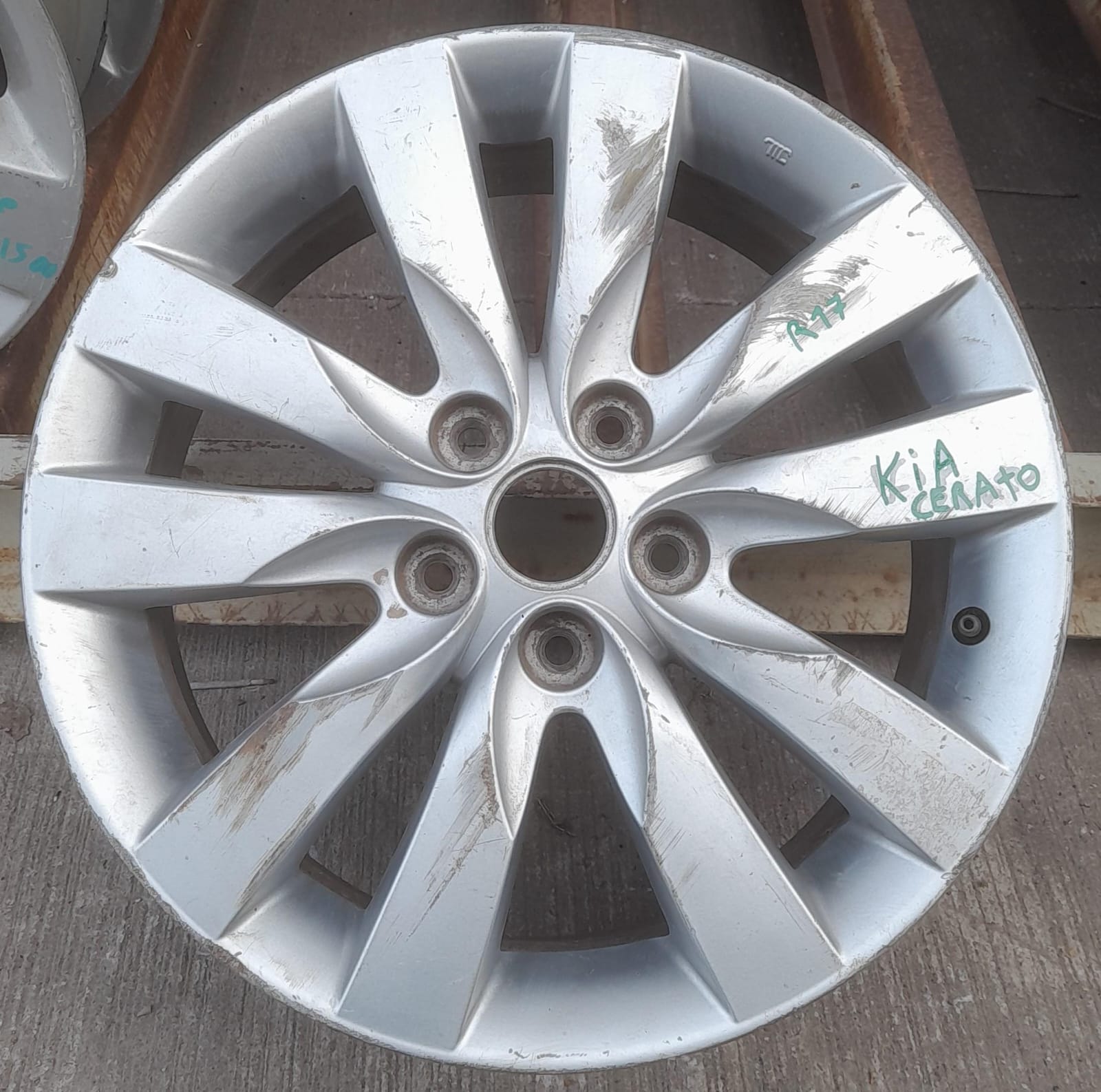 Llanta de aluminio kia cerato