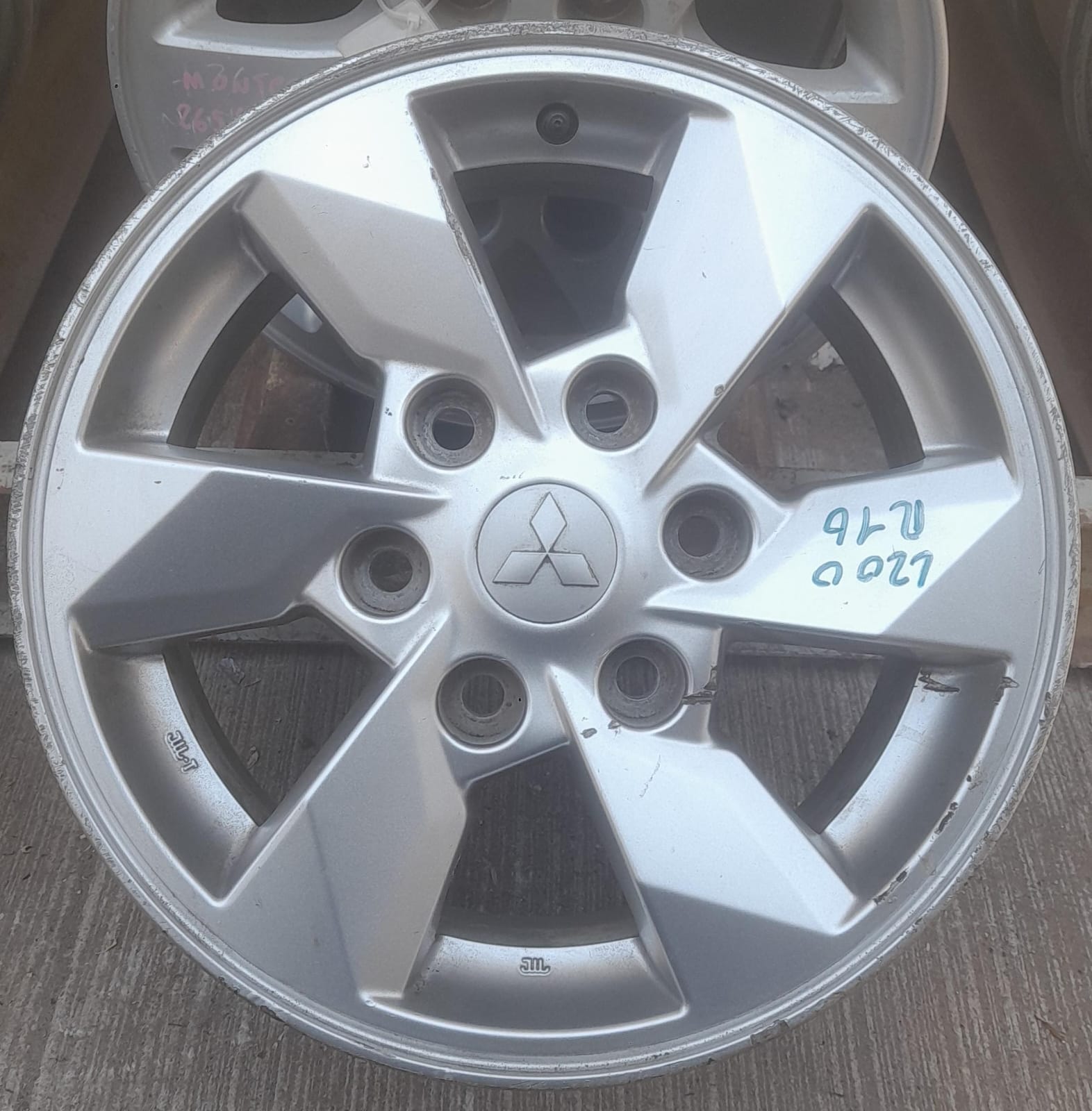 Llanta de aluminio mitsubishi l200