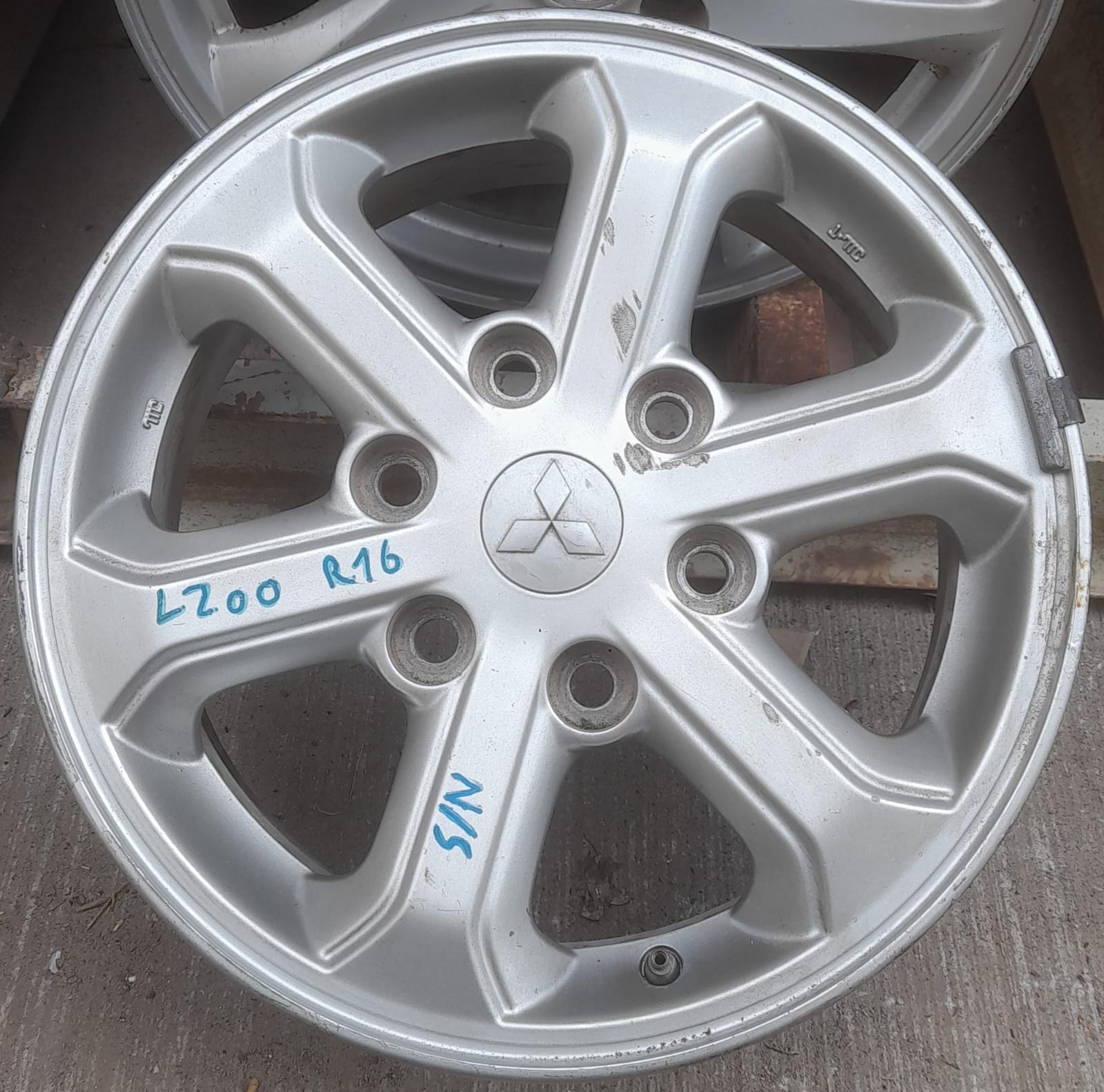 Llanta de aluminio mitsubishi l200
