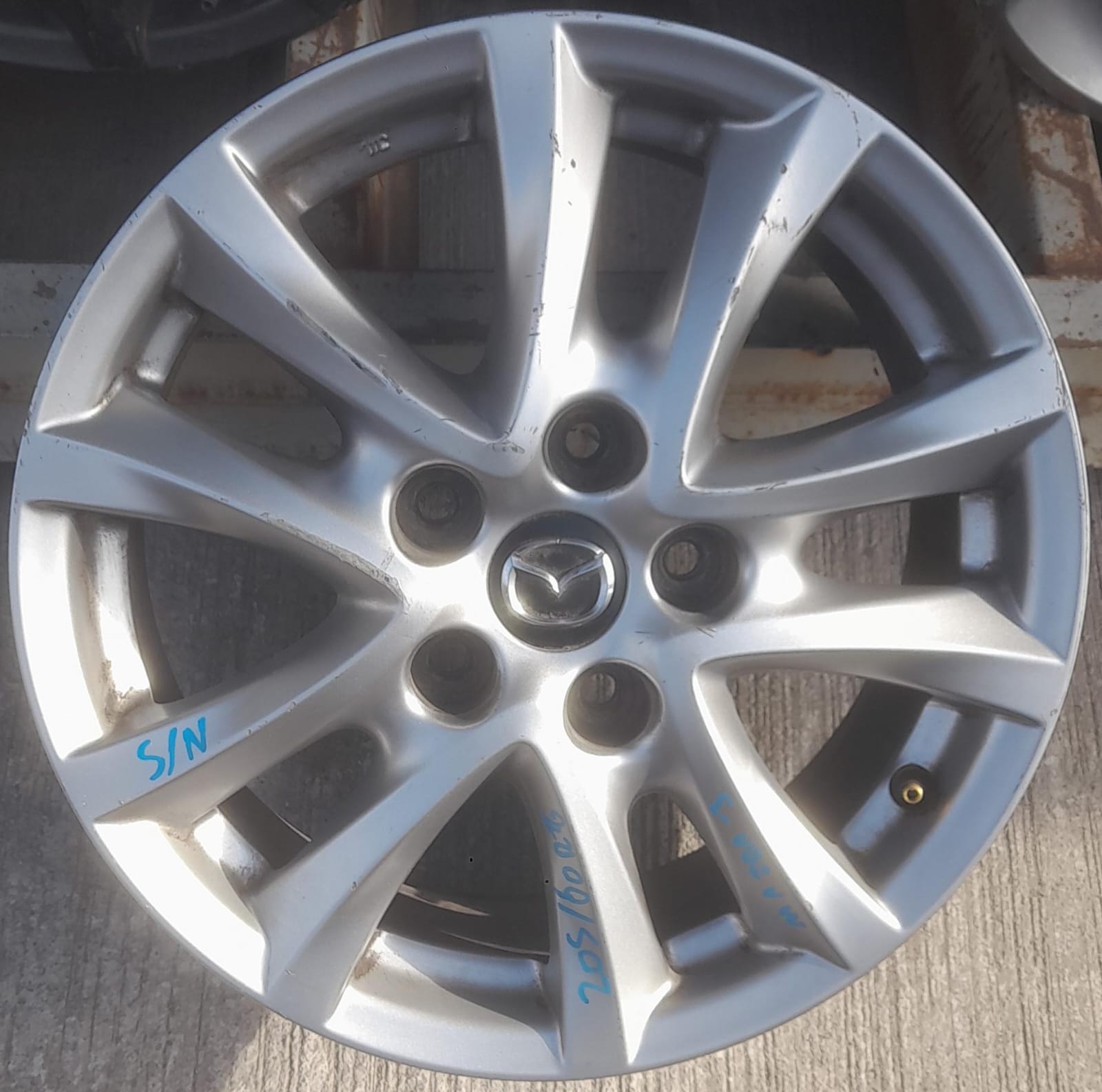Llanta de aluminio mazda 3