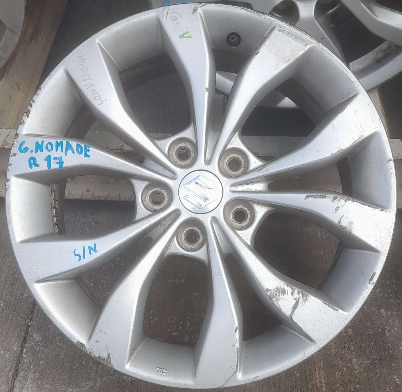 Llanta de aluminio suzuki grand nomade