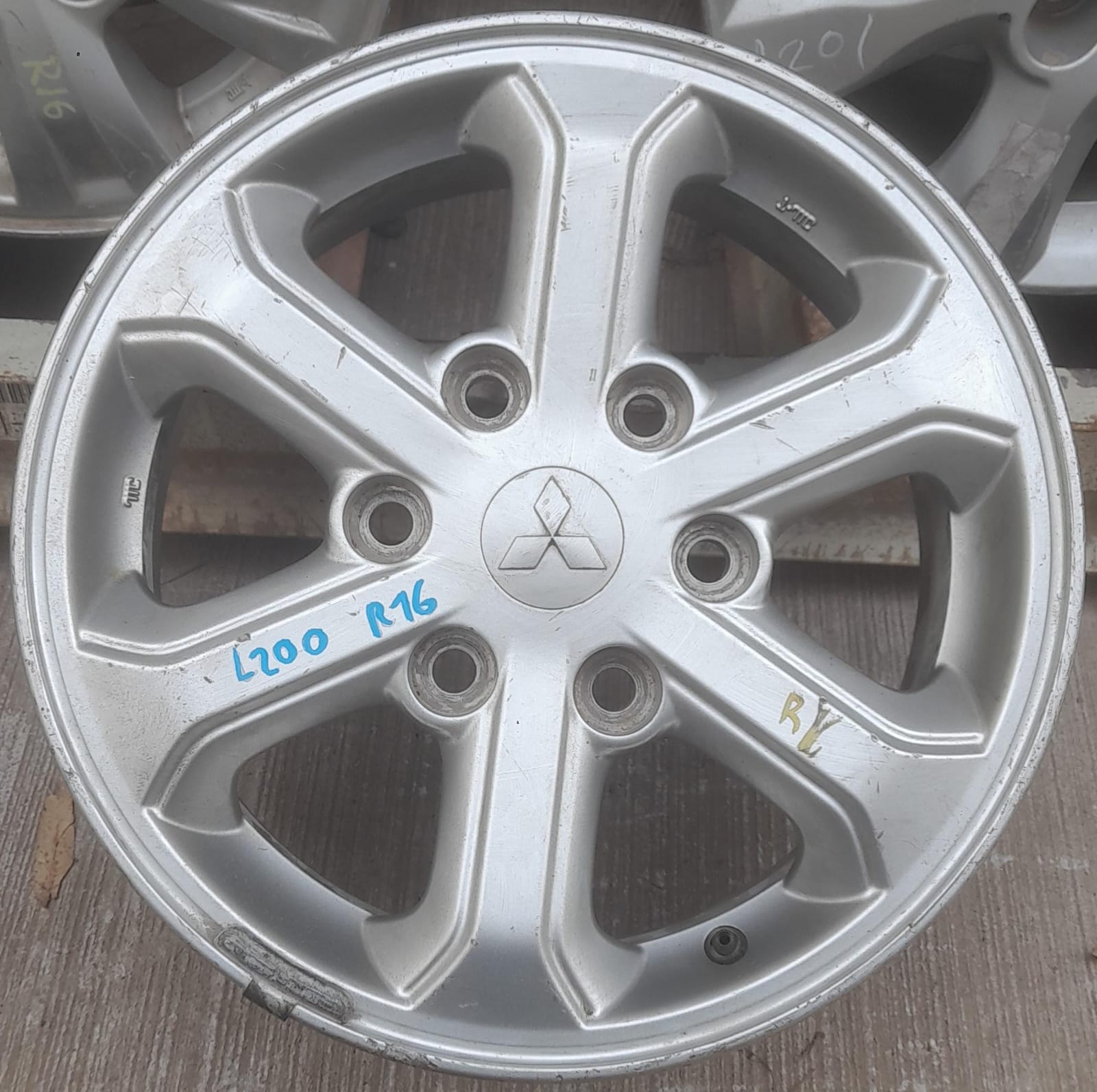 Llanta de aluminio mitsubishi l200