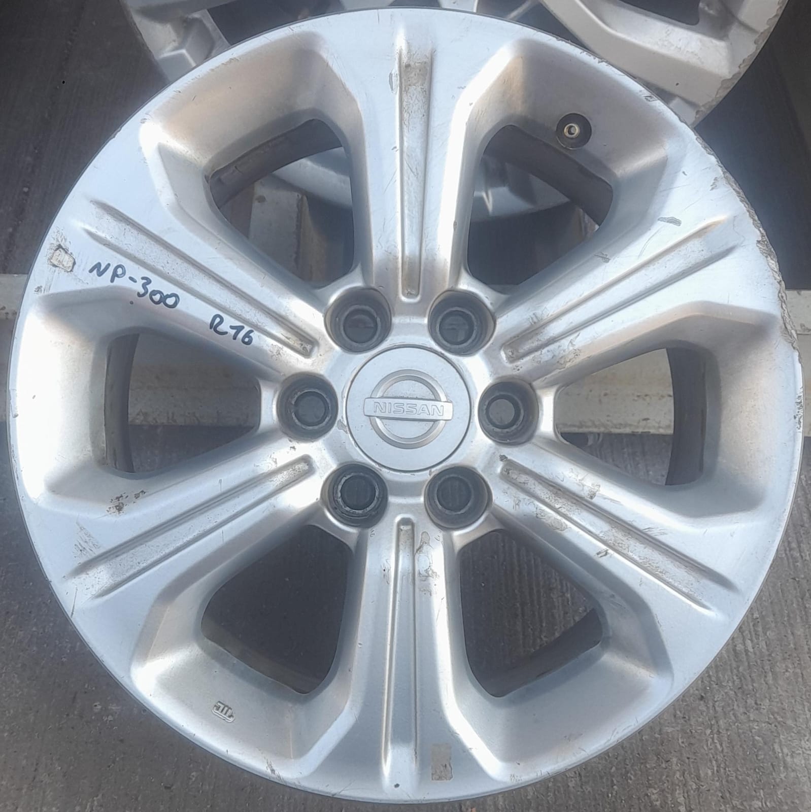 Llanta de aluminio nissan np300