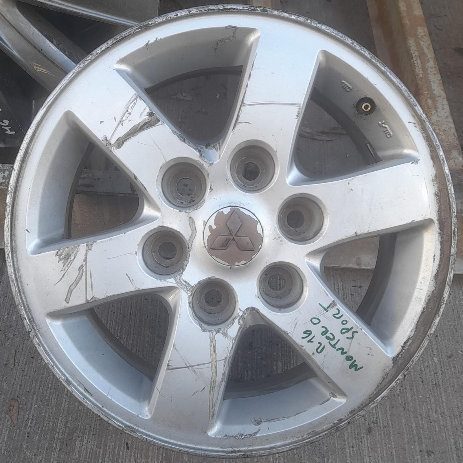 Llanta de aluminio mitsubishi montero sport g2