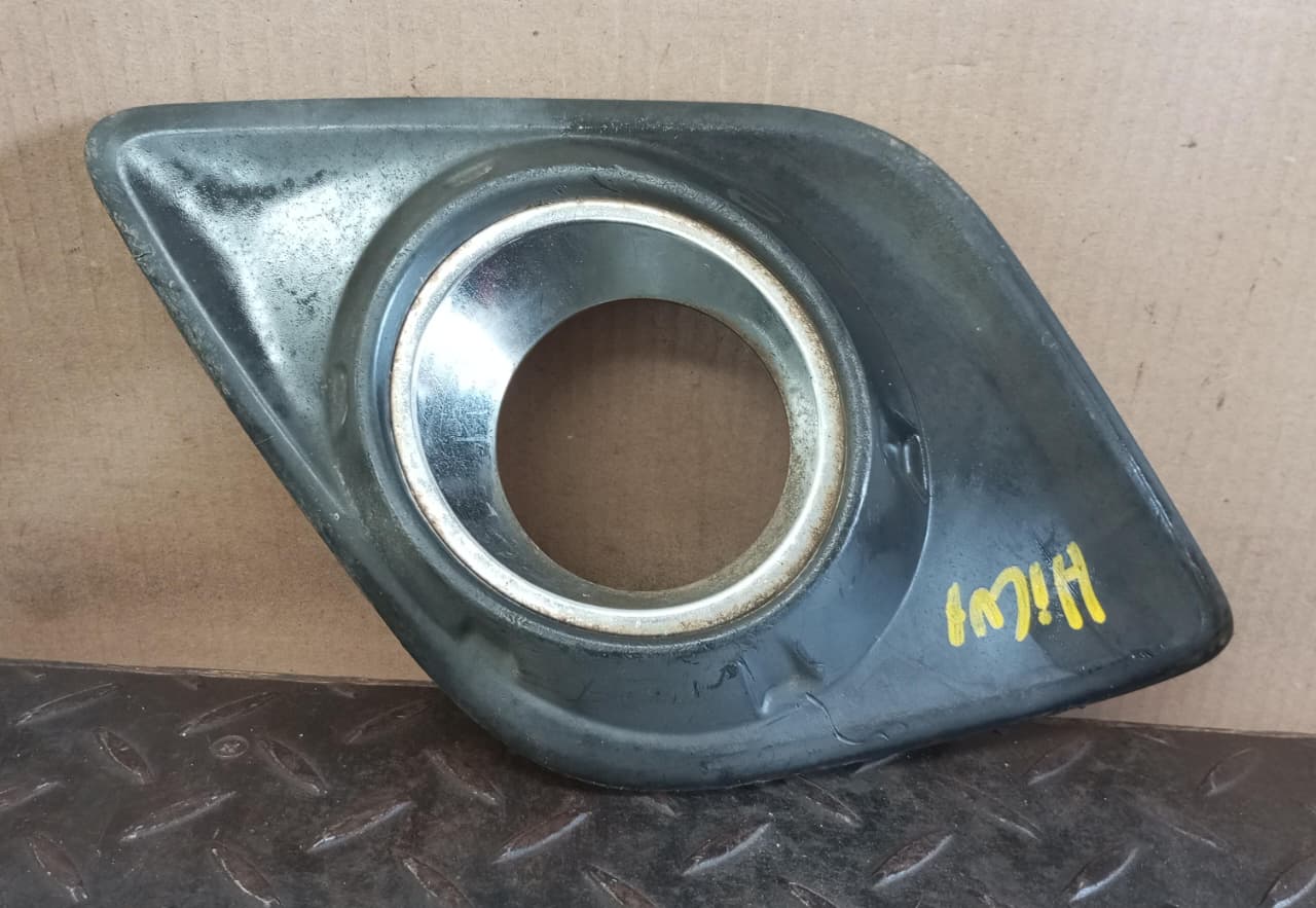 Bisel de neblinero derecho toyota hilux 2016 2017 2018 2019 2020 2021 2022
