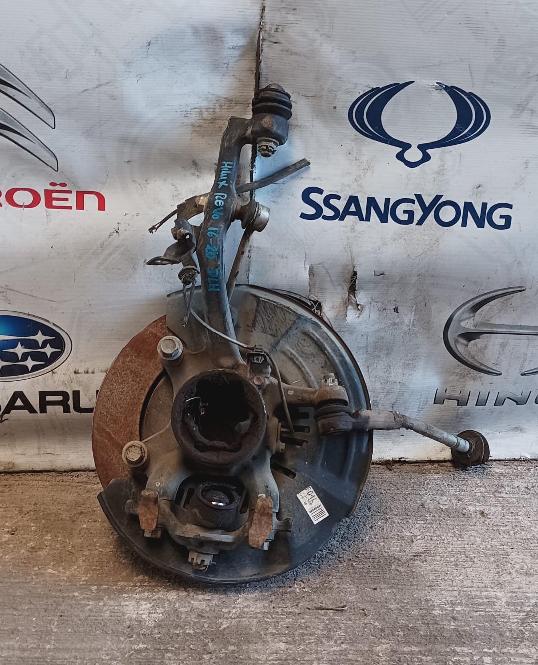 Muñon delantero izquierdo toyota hilux 2016 2017 2018 2019 2020