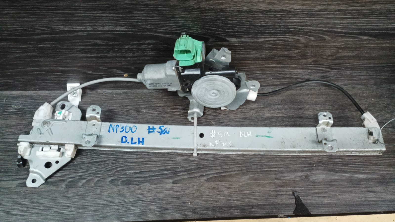 Cremallera alzavidrio delantera izquierda nissan np300 2016 2017 2018 2019 2020 2021 2022 2023