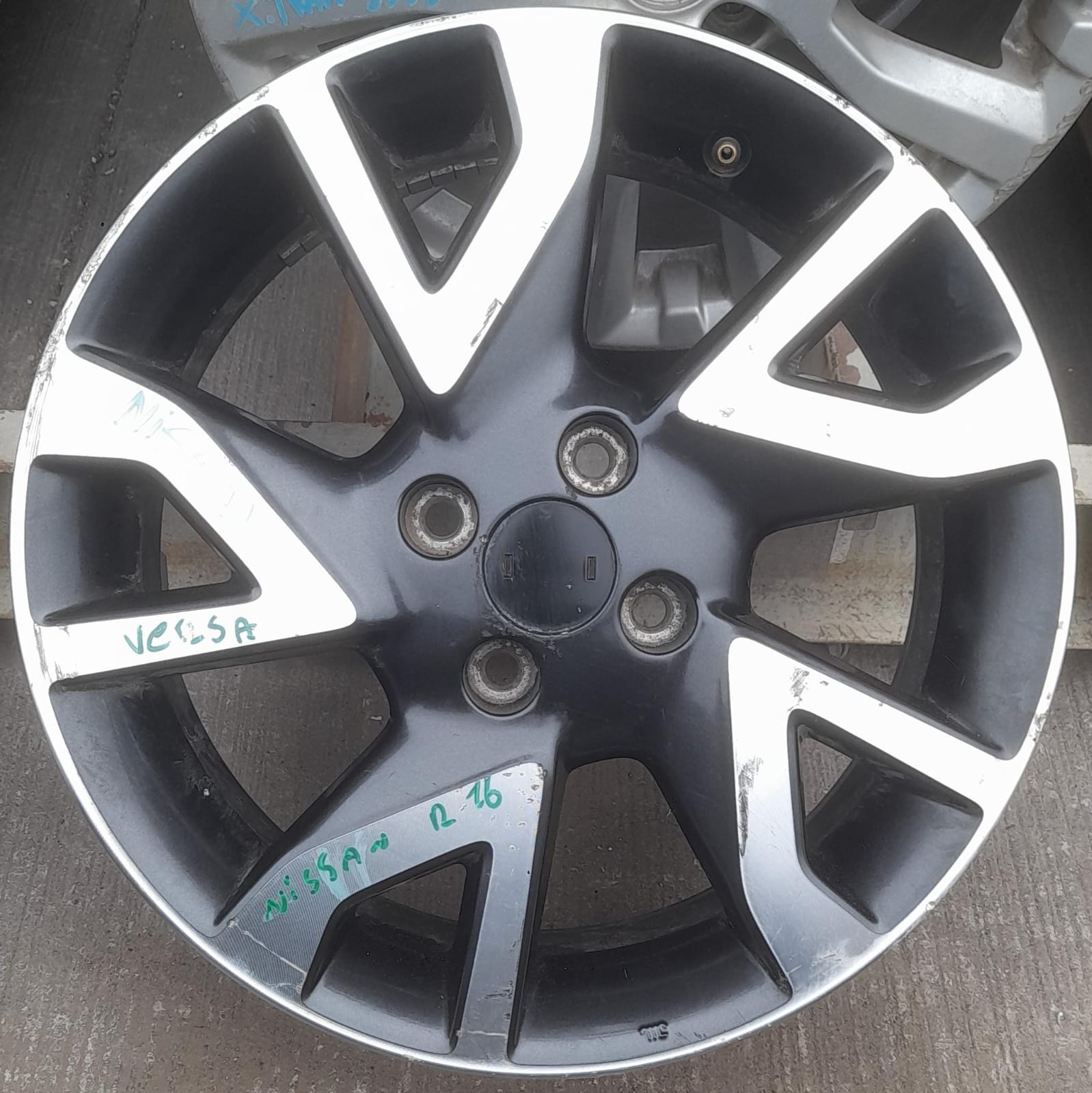 Llanta de aluminio nissan versa
