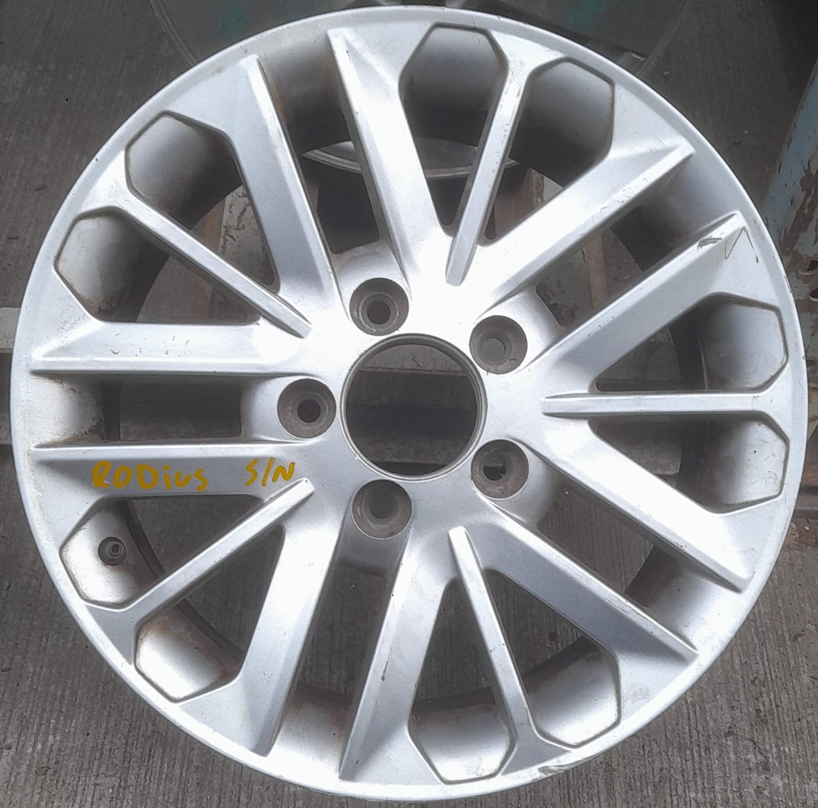 Llanta de aluminio ssangyong rodius