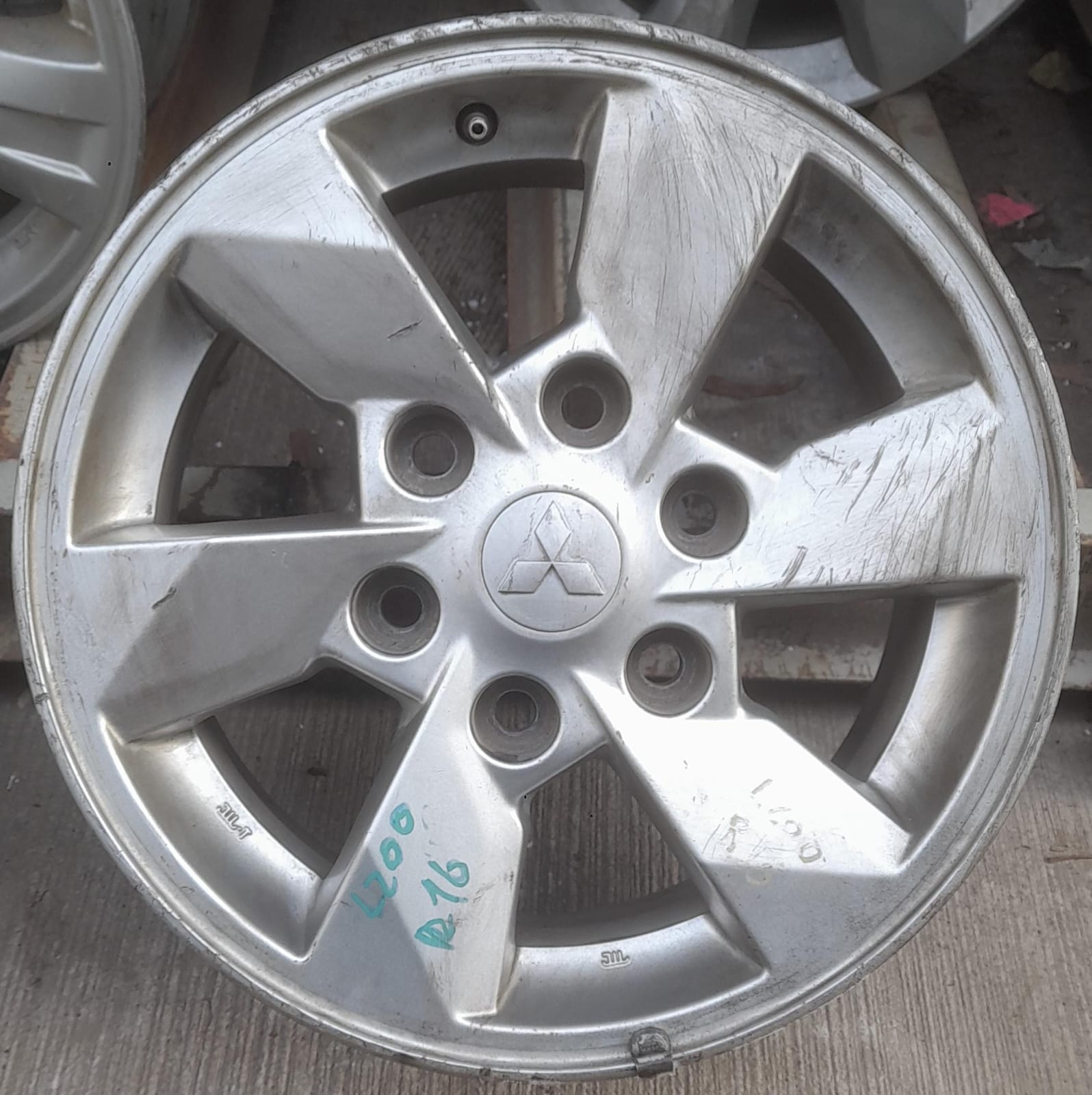 Llanta de aluminio mitsubishi l200