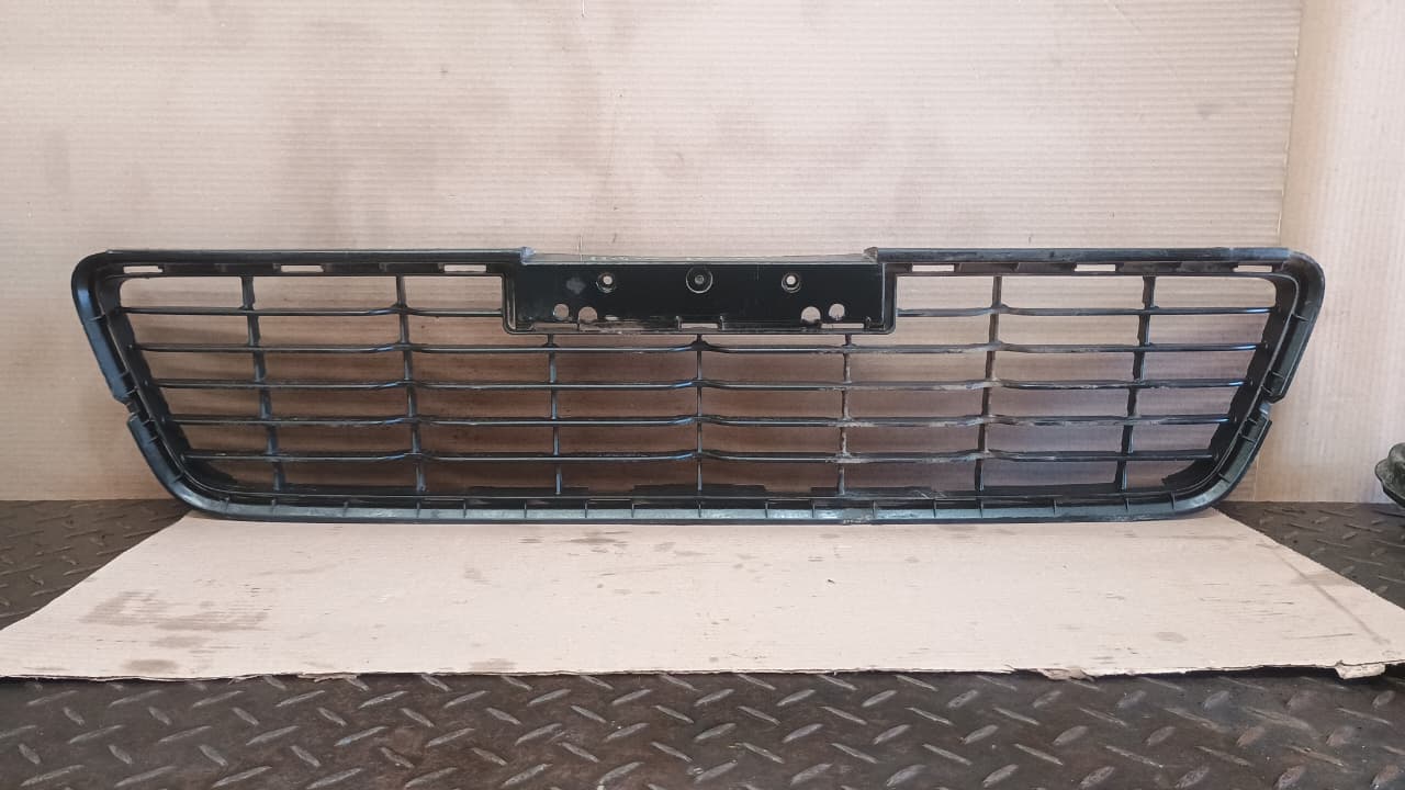 Rejilla parachoque central toyota hilux 2016 2017 2018 2019