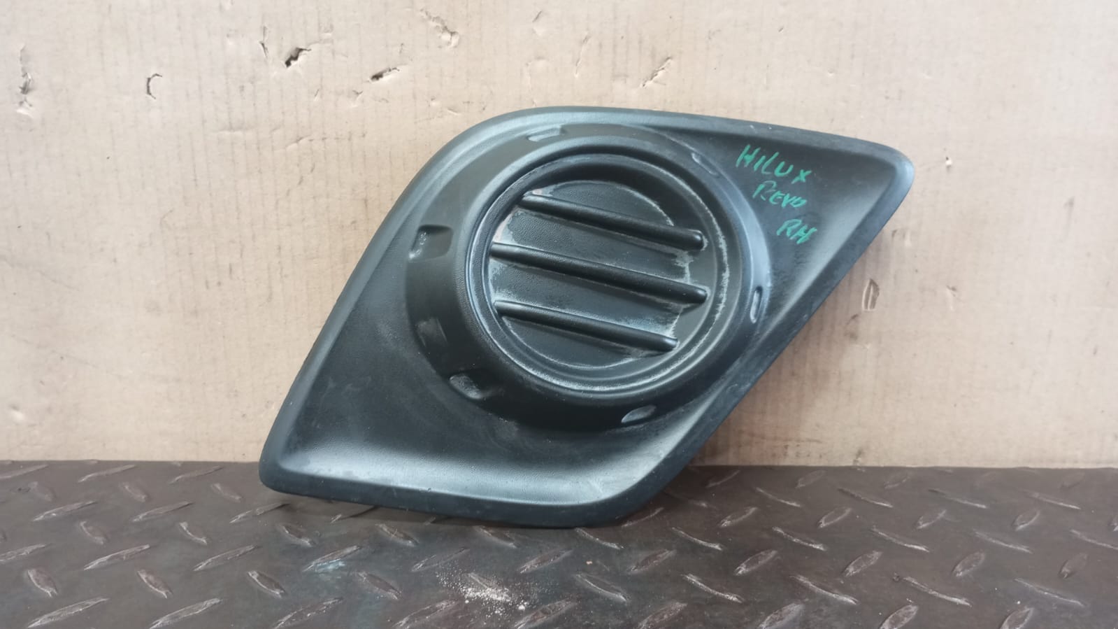 Tapa de neblinero derecho toyota hilux 2016 2017 2018 2019