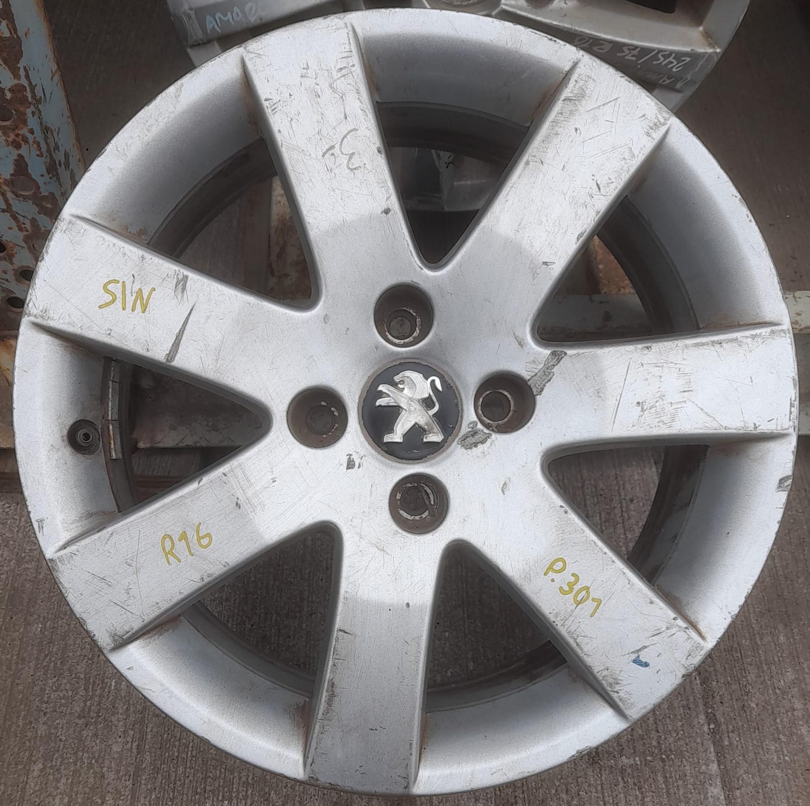 Llanta de aluminio peugeot 301