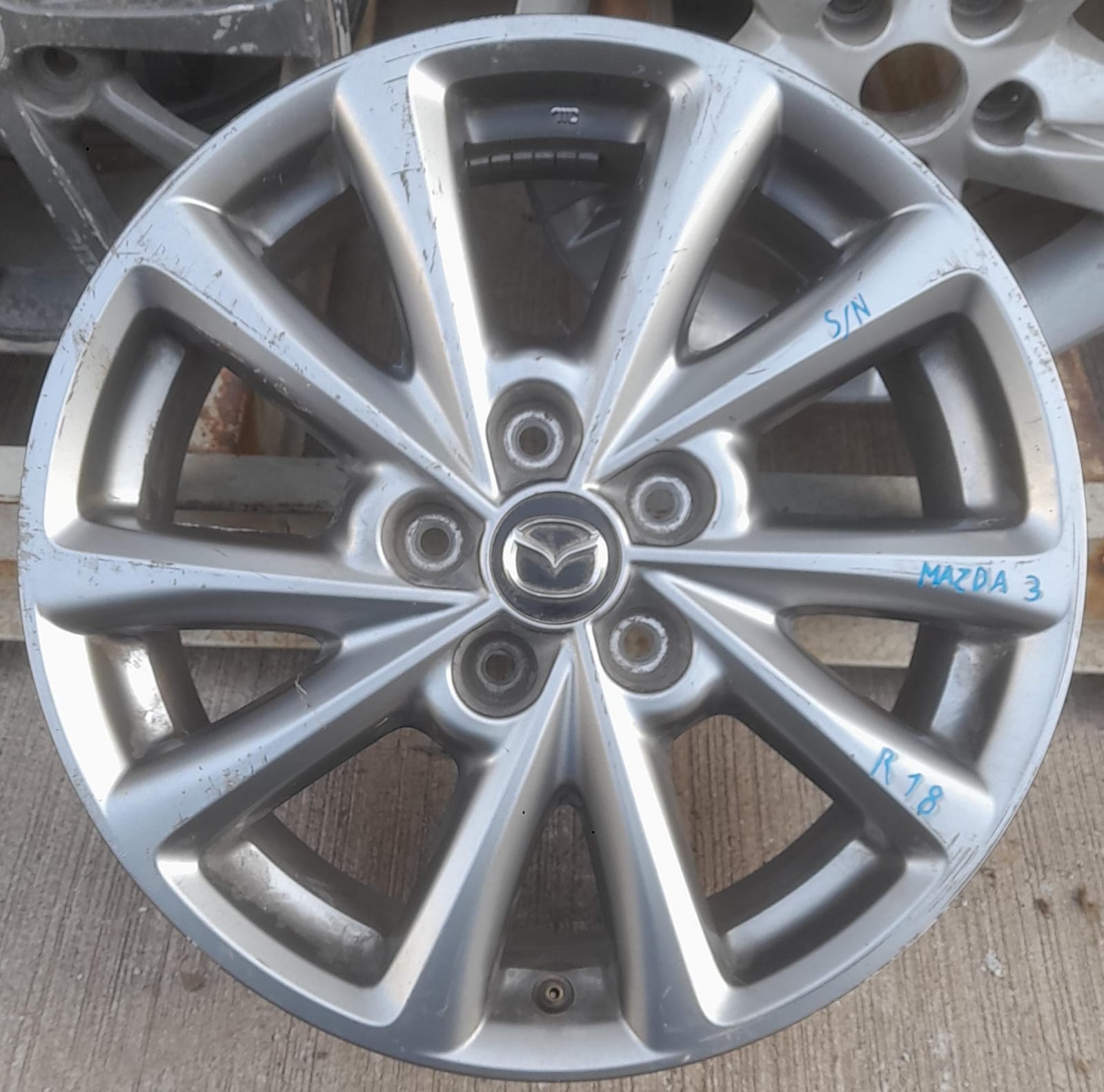 Llanta de aluminio mazda 3