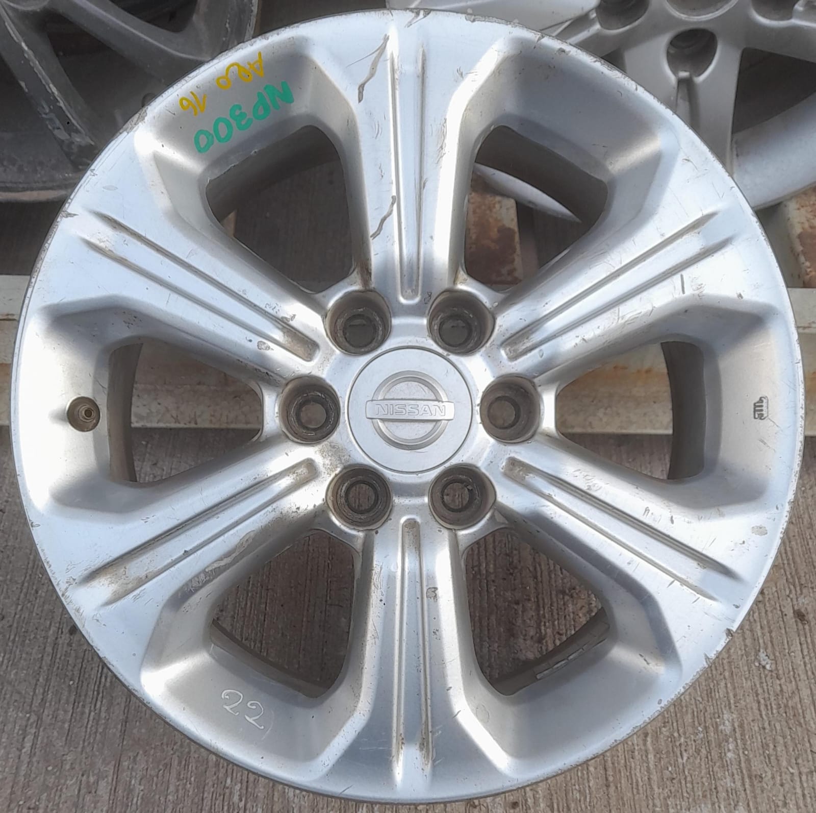 Llanta de aluminio nissan np300