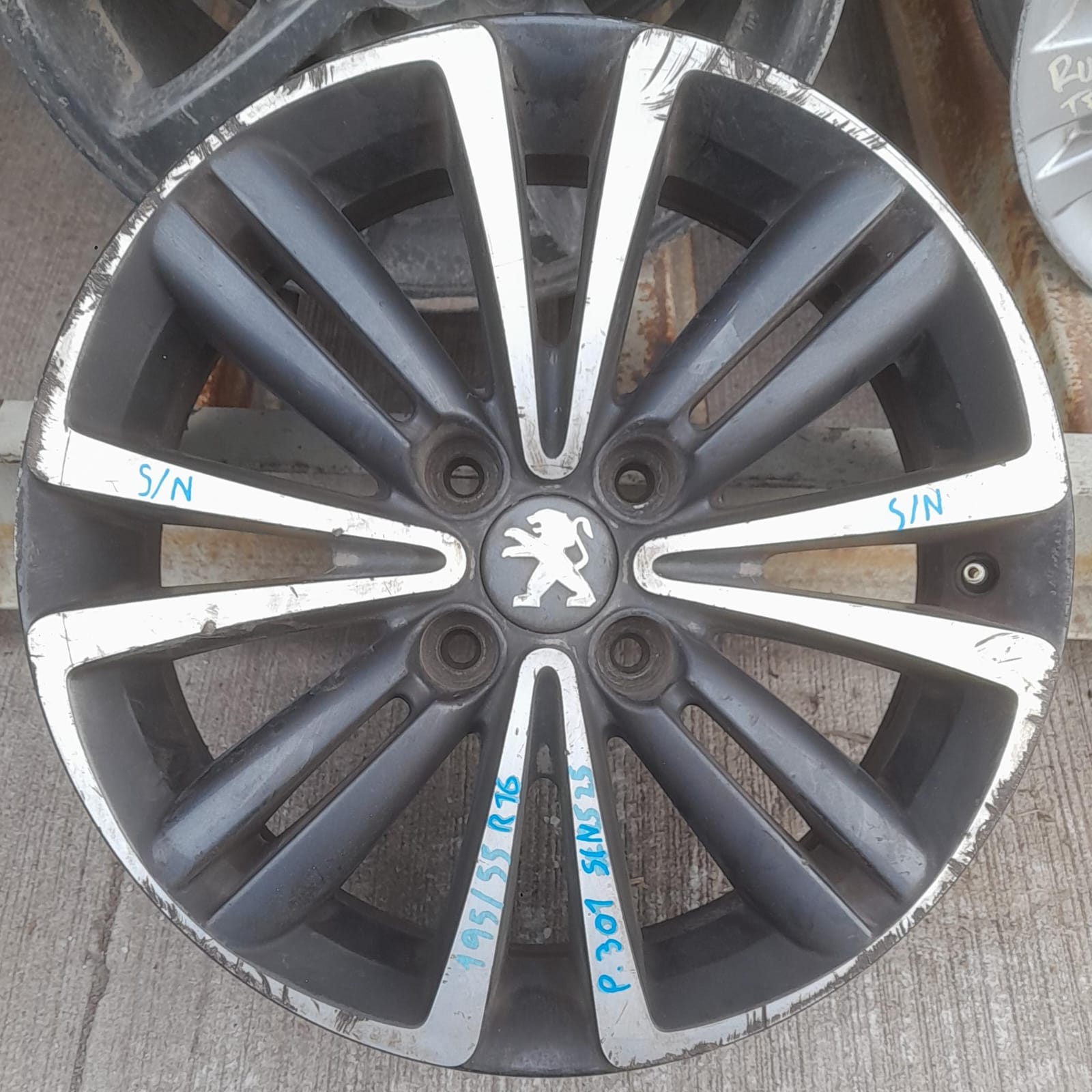 Llanta de aluminio peugeot 301