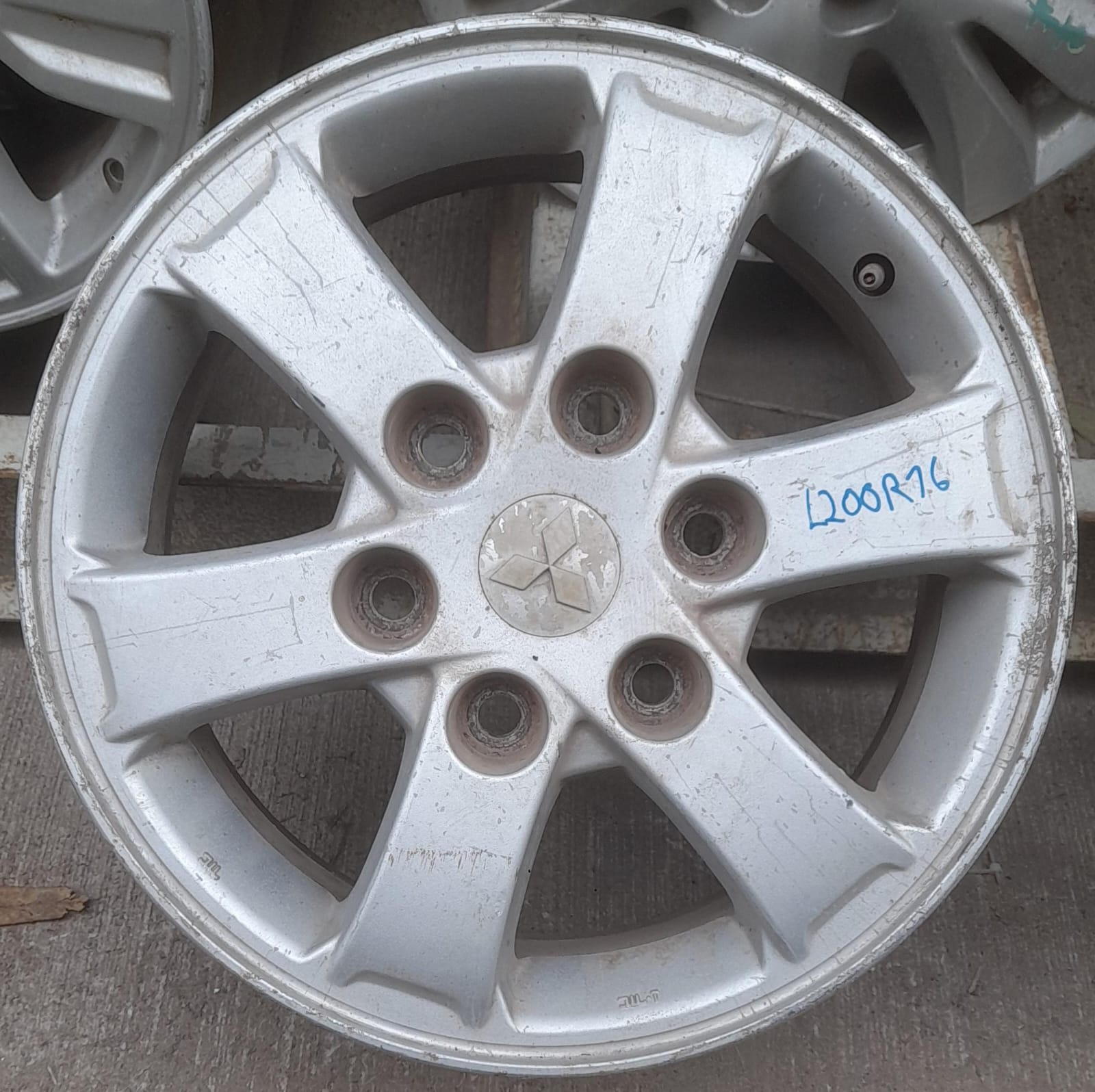 Juego de llantas sin neumaticos mitsubishi l200