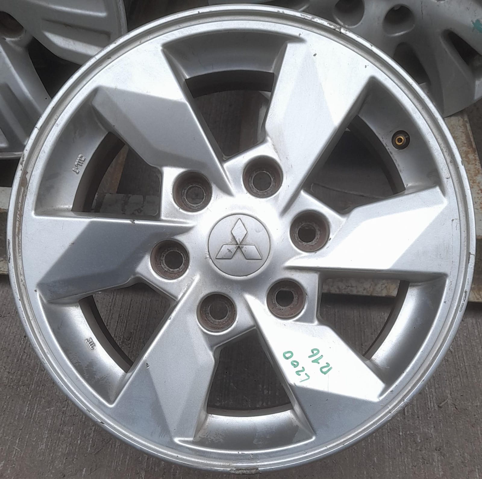 Llanta de aluminio mitsubishi l200