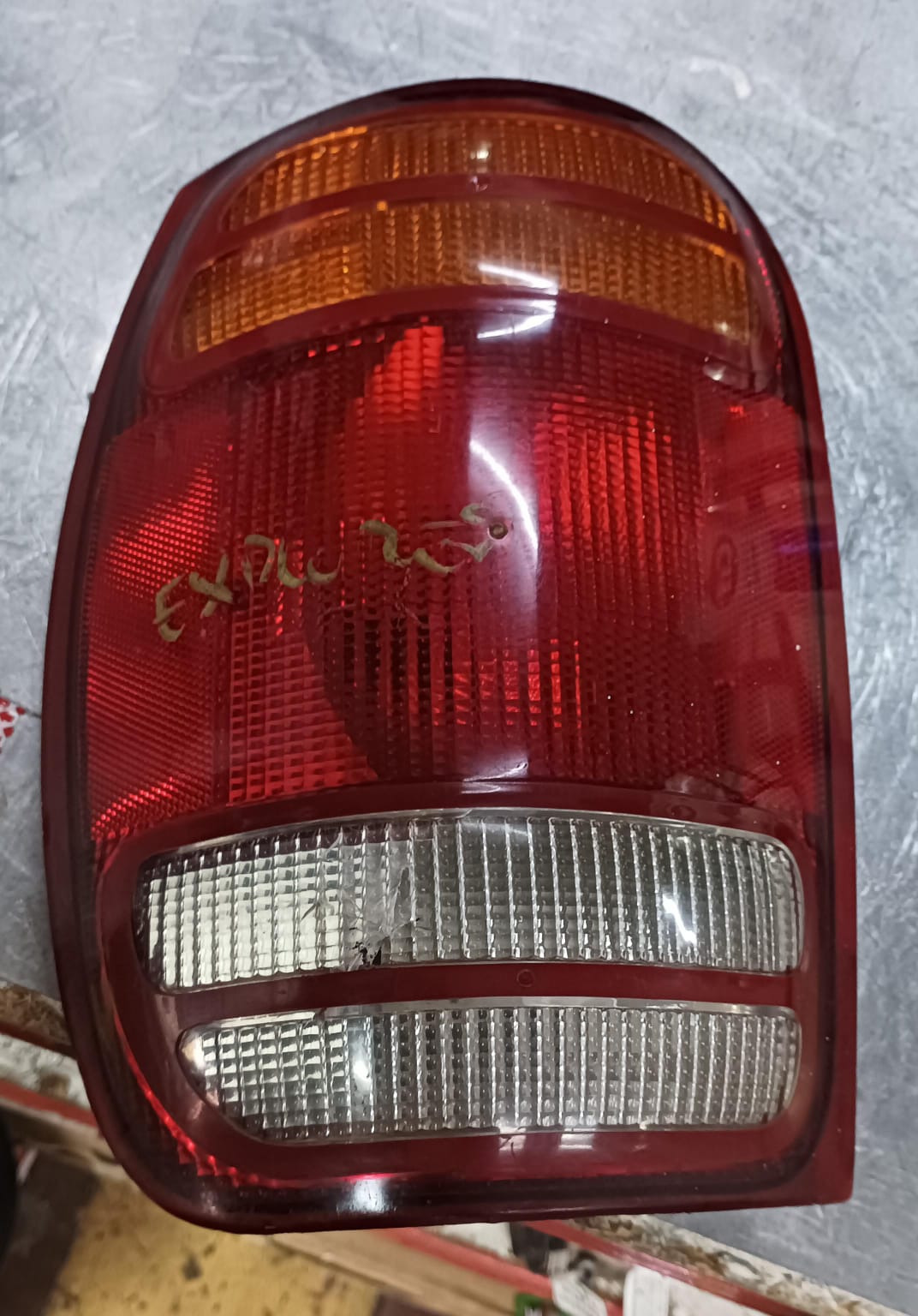Foco trasero izquierdo ford explorer 1995 1996 1997 1998 1999 2000 2001