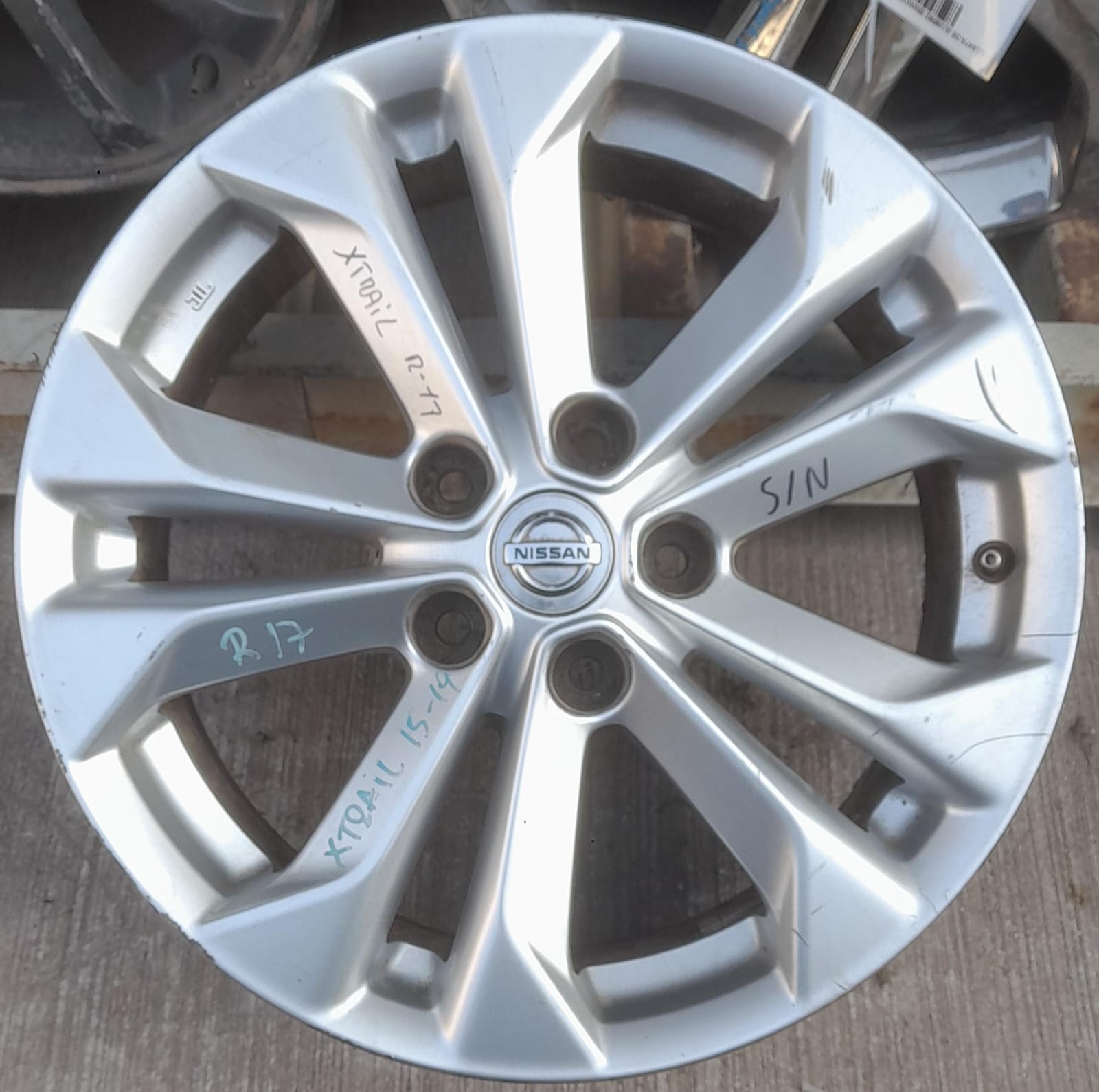 Llanta de aluminio nissan x-trail