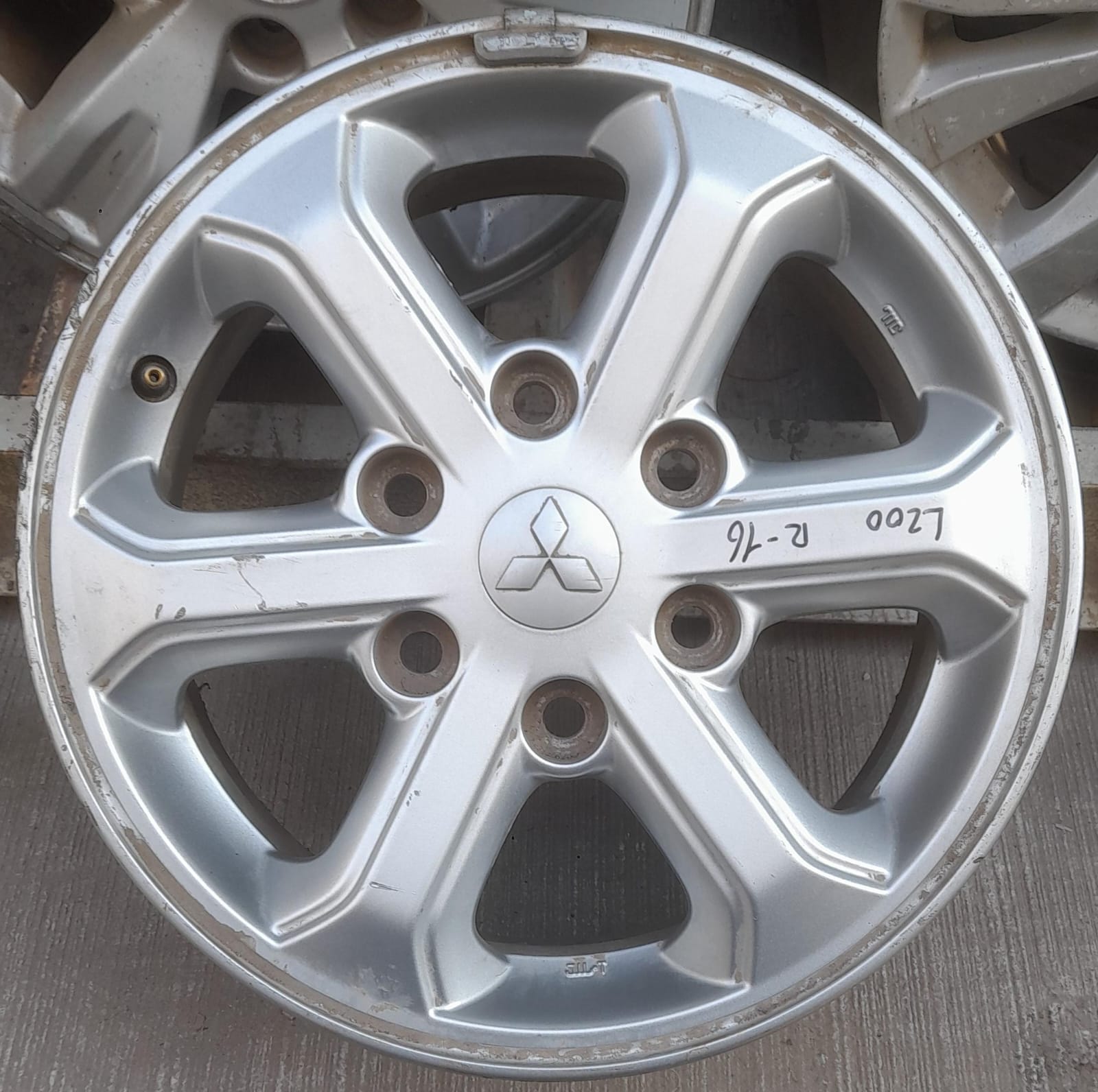 Llanta de aluminio mitsubishi l200