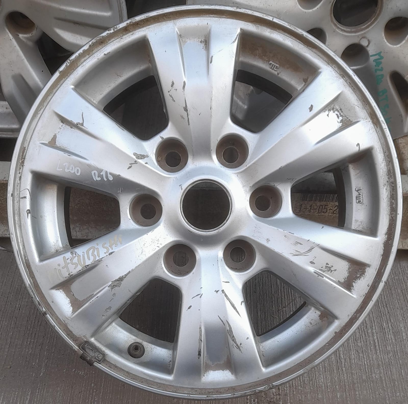 Llanta de aluminio mitsubishi l200