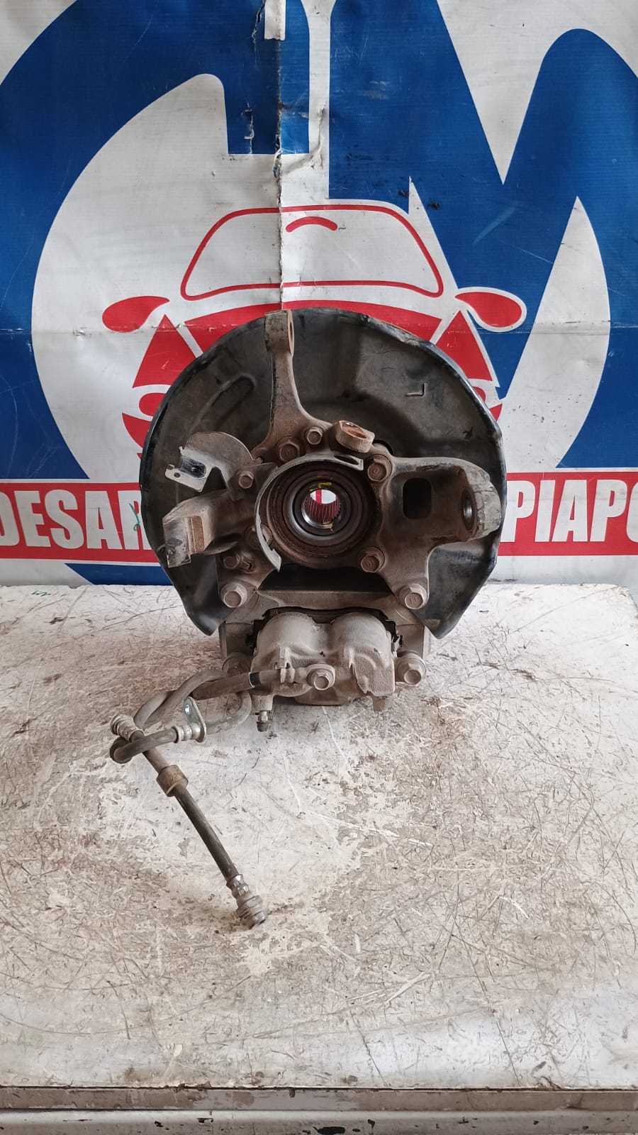 Muñon delantero izquierdo mitsubishi l200