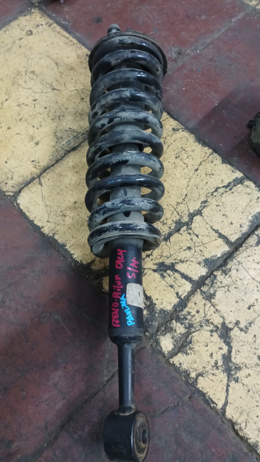 Amortiguador delantero izquierdo toyota hilux 2016 2017 2018 2019 2020 2021 2022 2023