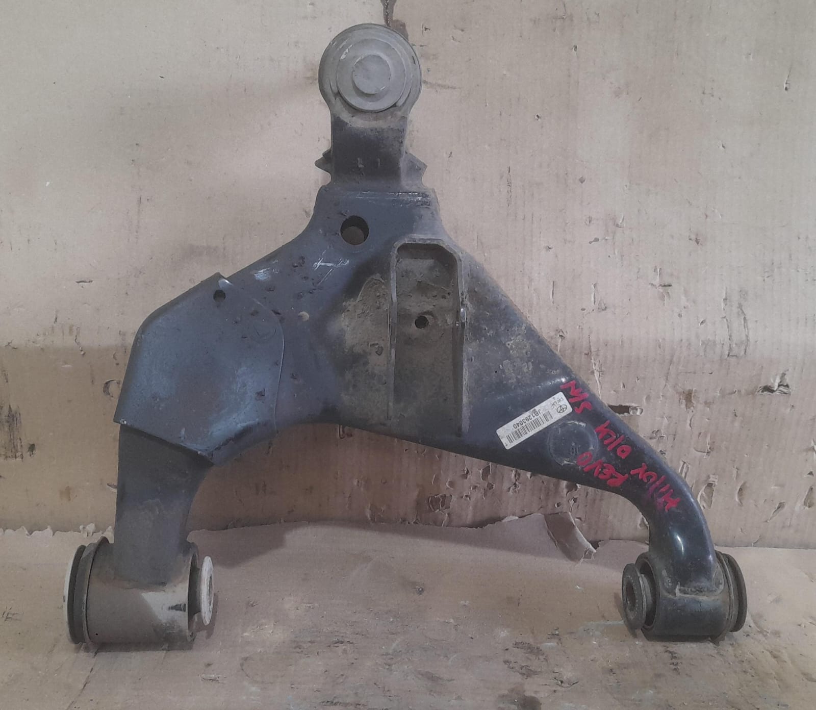 Bandeja delantera izquierda inferior toyota hilux