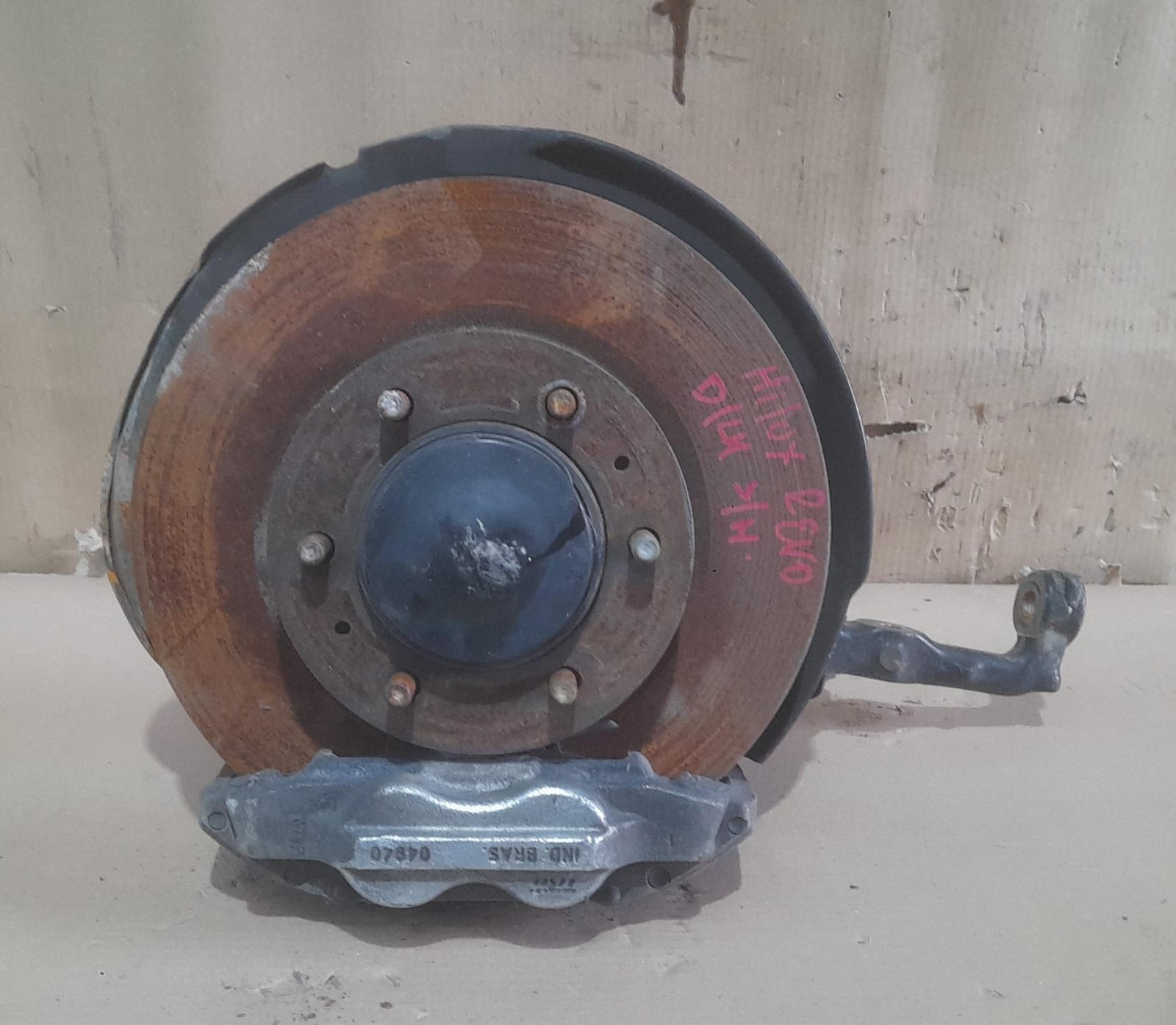 Muñon delantero izquierdo toyota hilux