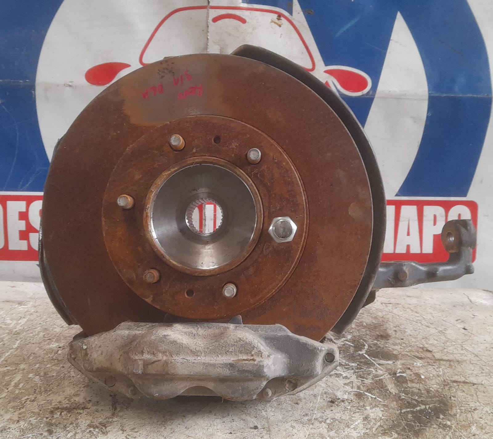 Muñon delantero izquierdo toyota hilux 2016 2017 2018 2019