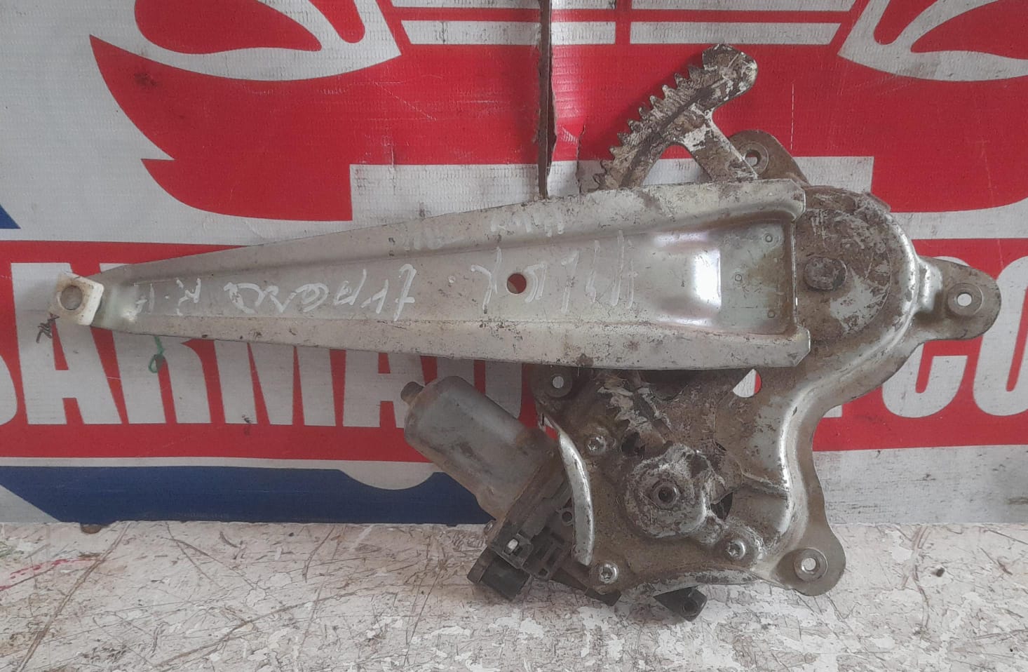 Cremallera alzavidrio trasera derecha toyota hilux 2011 2012 2013 2014 2015