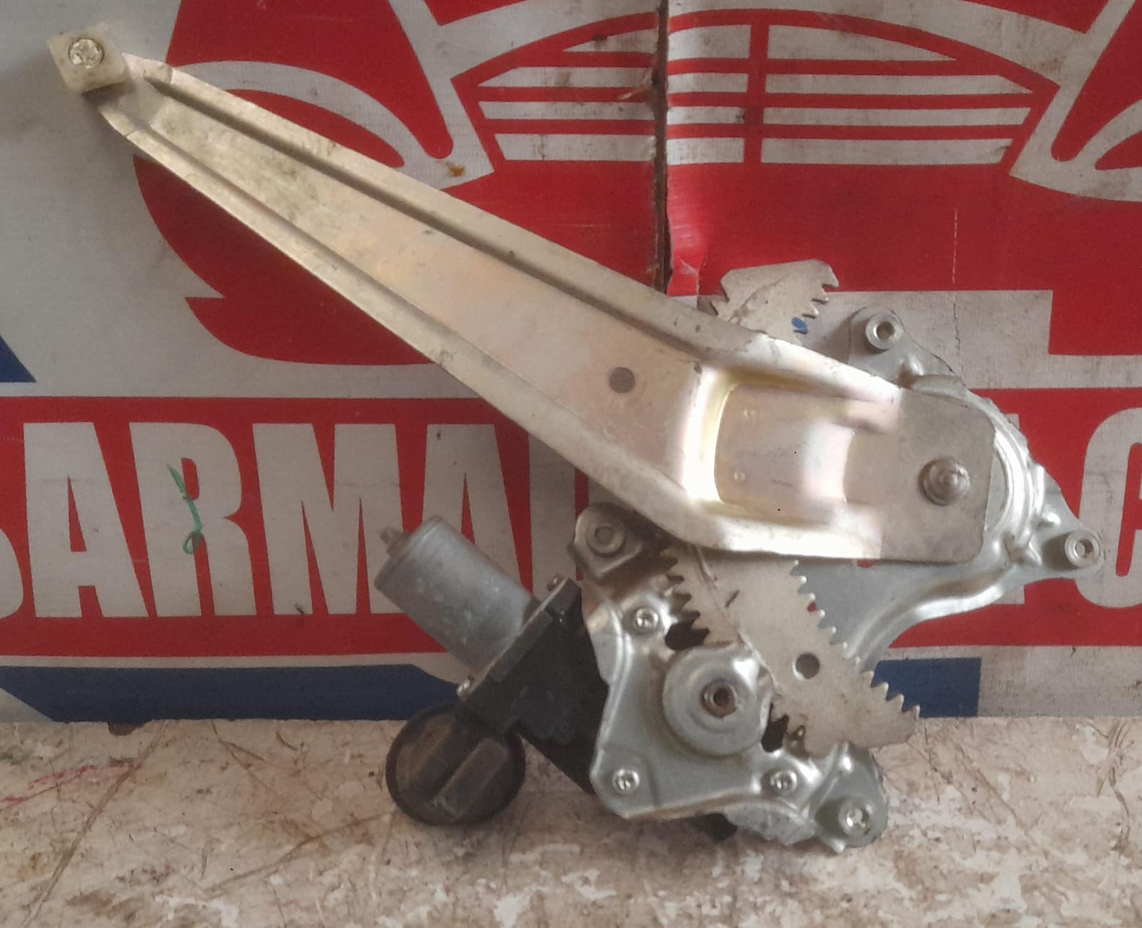 Cremallera alzavidrio trasera derecha toyota yaris